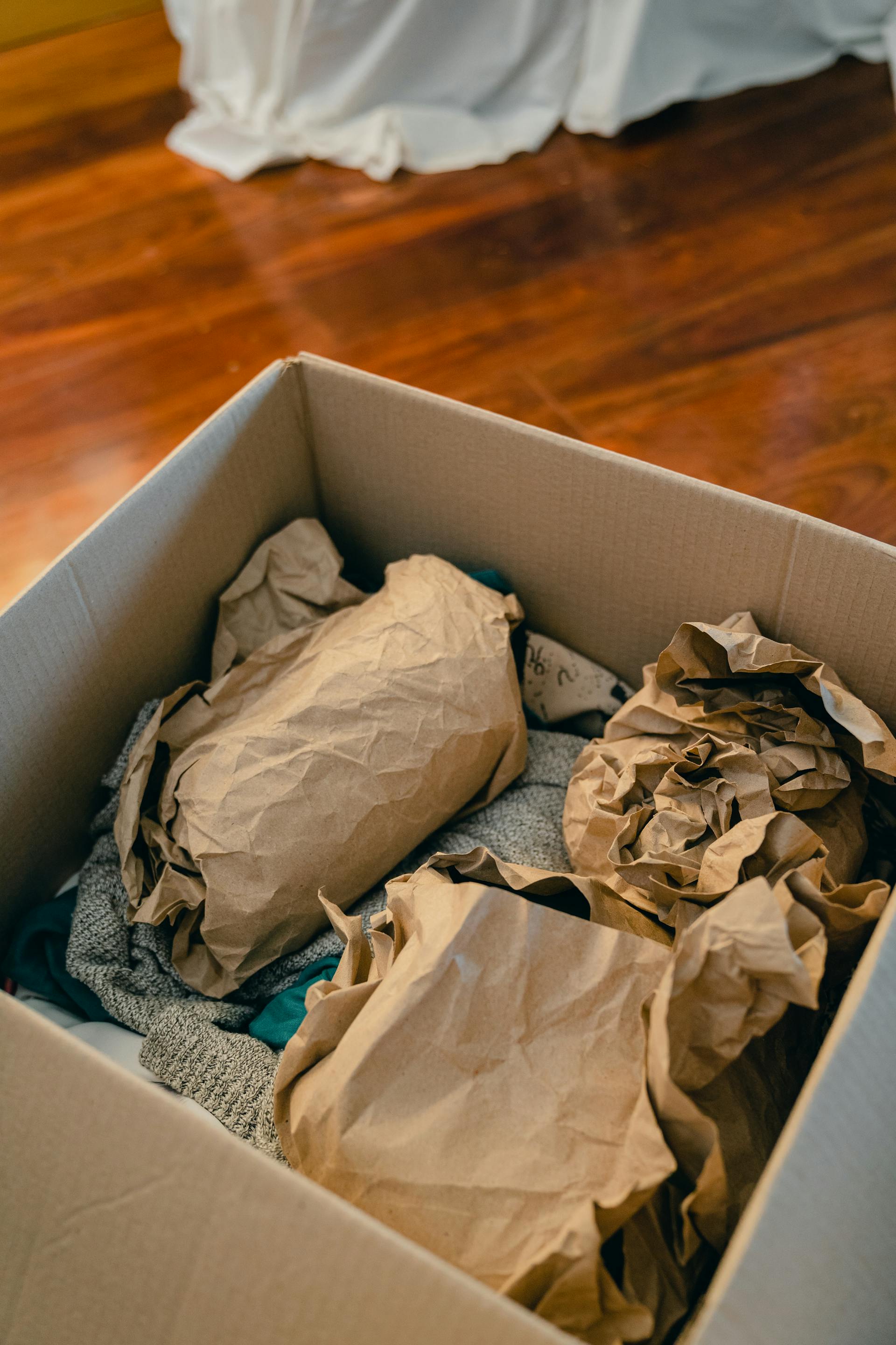 In einem Pappkarton verpackte Gegenstände | Quelle: Pexels