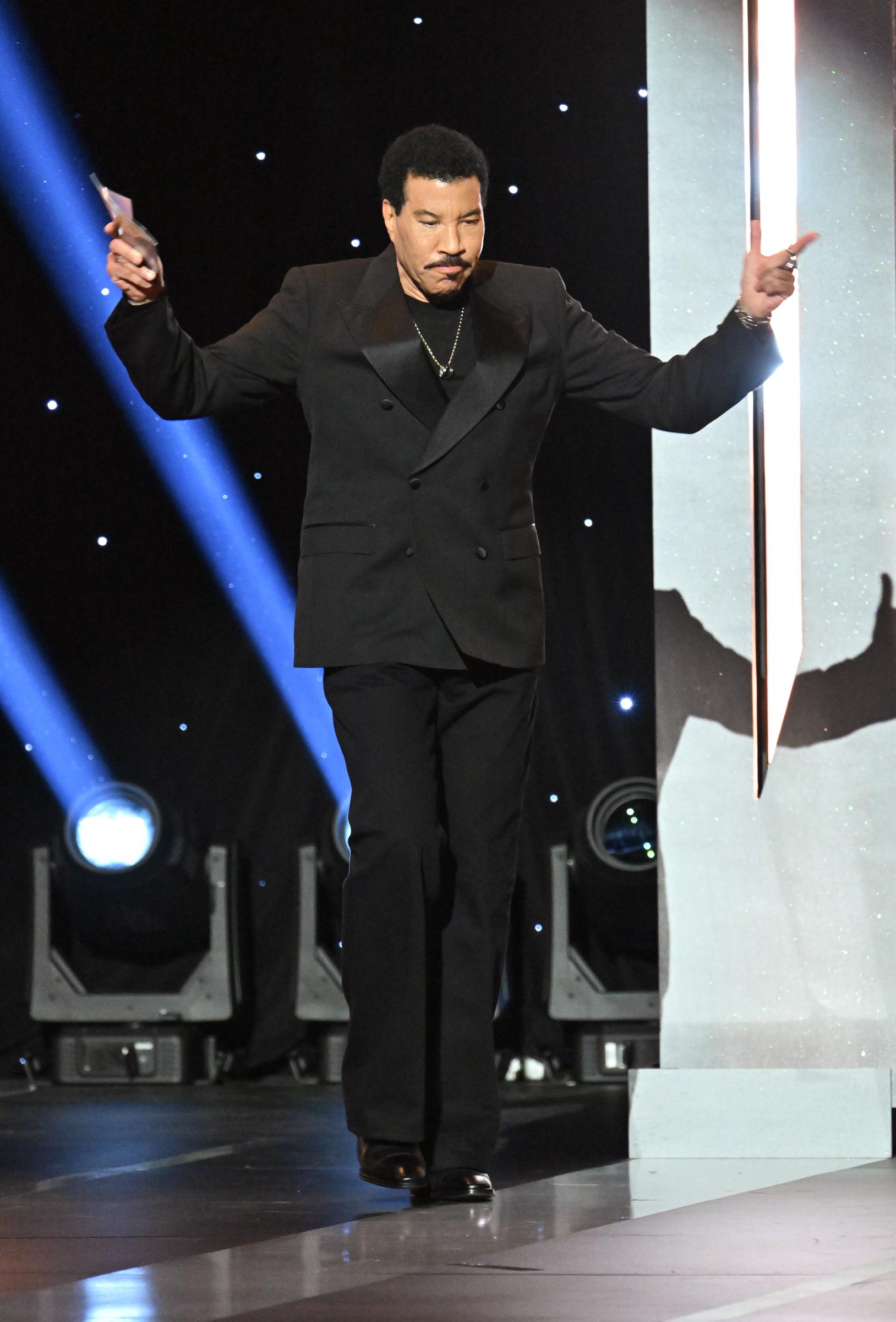 Richie betrat im Februar 2026 bei den 57. NAACP Image Awards in Los Angeles die Bühne. Monate später lobten Konzertbesucher in St. Louis den 77-Jährigen für seine Bühnenpräsenz und Energie. | Quelle: Getty Images