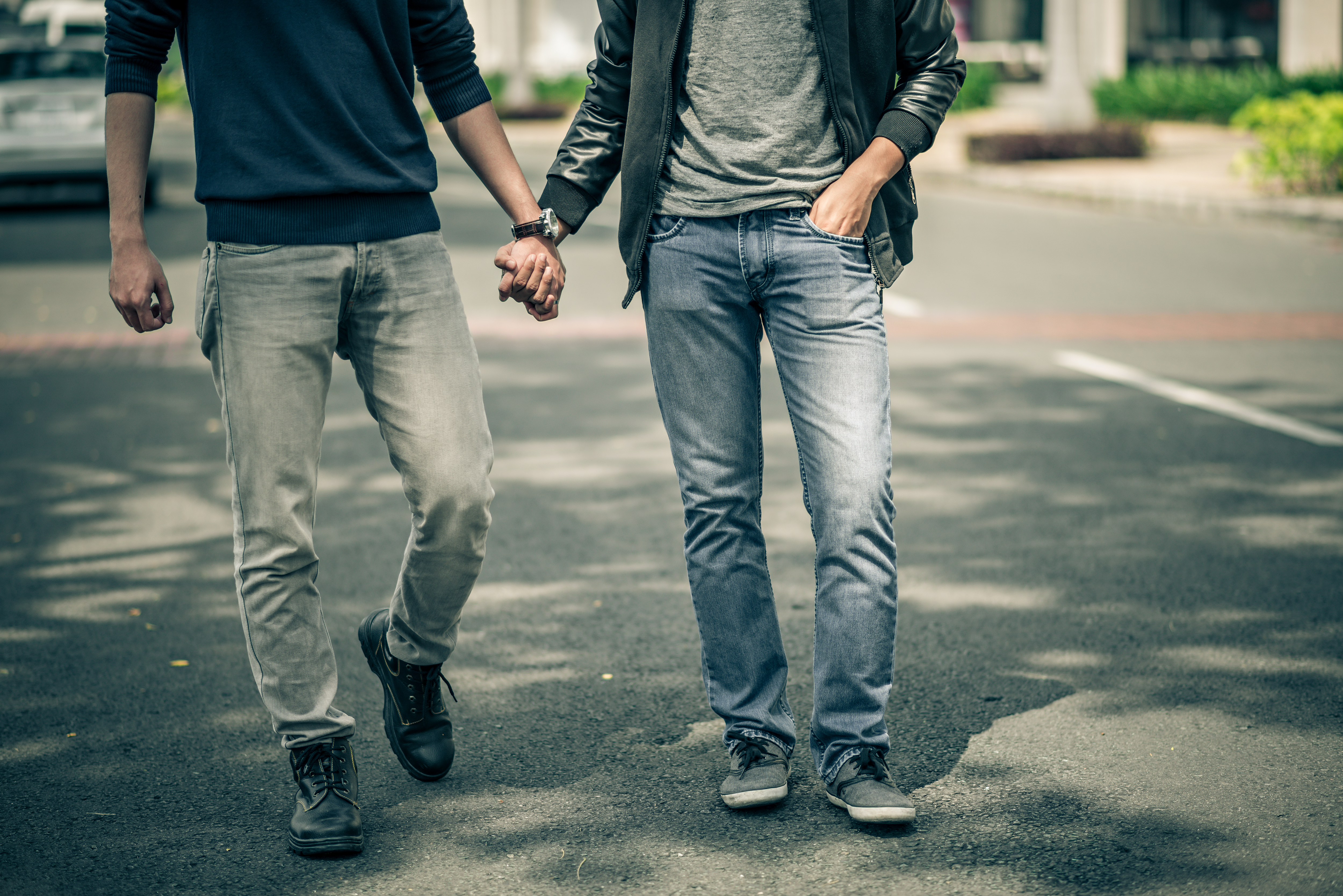 Ein Paar, das Händchen haltend spazieren geht | Quelle: Shutterstock