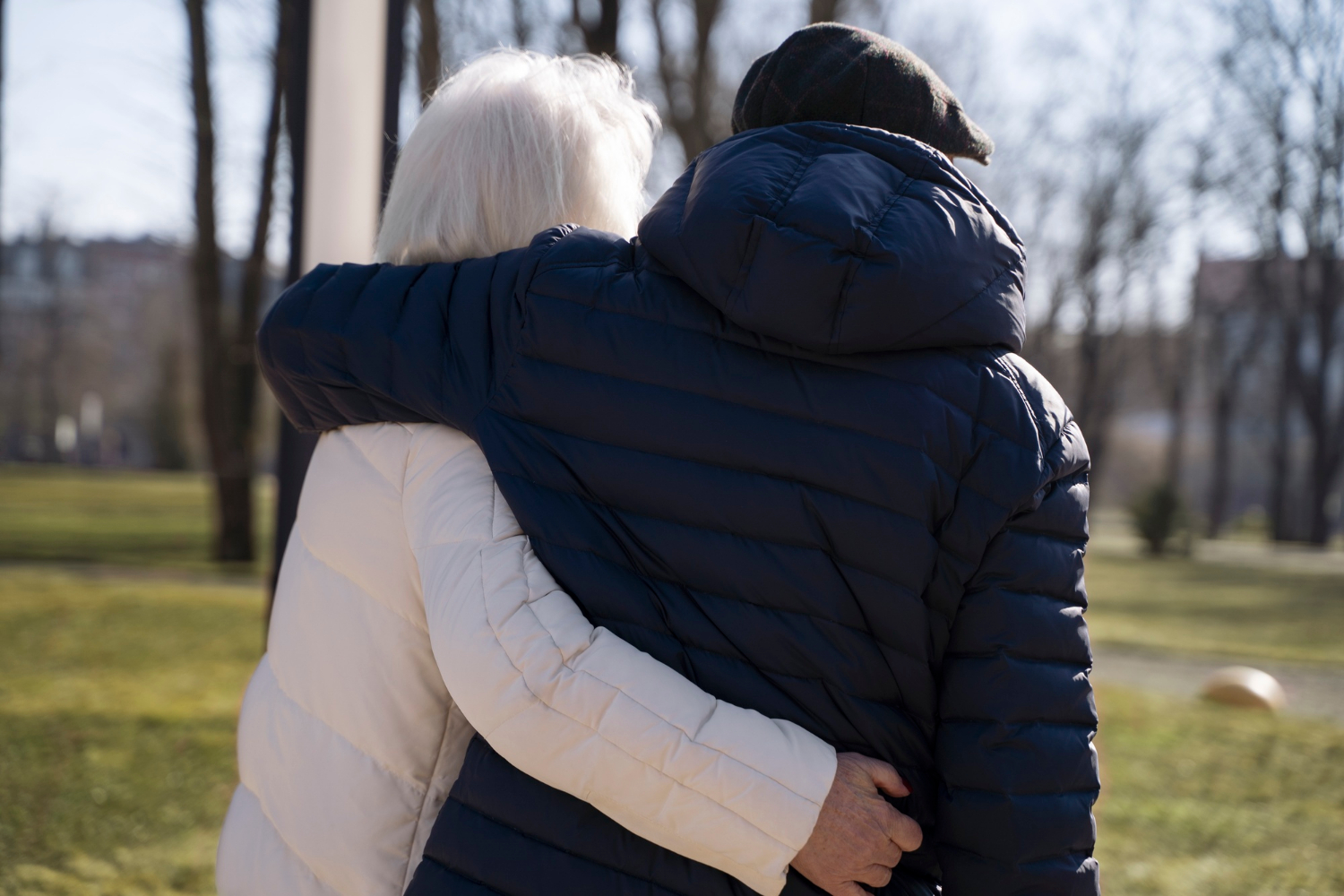 Ein älteres Paar, das sich umarmt | Quelle: Freepik