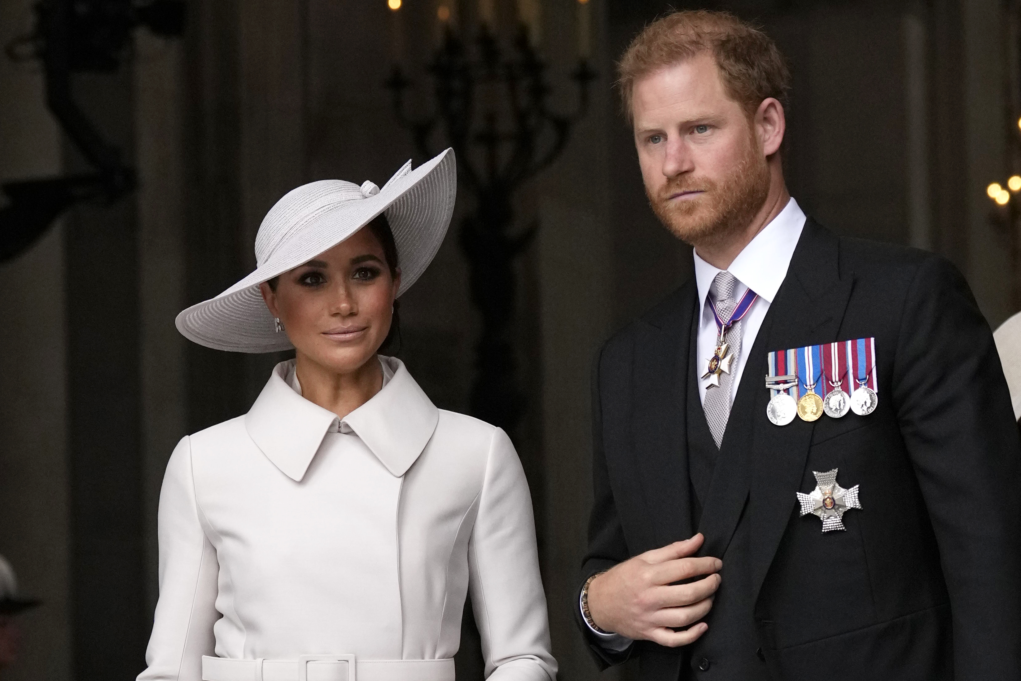 Prinz Harry und Meghan Markle verlassen nach einem Dankgottesdienst für die verstorbene Königin Elizabeth II. die St Paul's Cathedral am 3. Juni 2022 in London. | Quelle: Getty Images