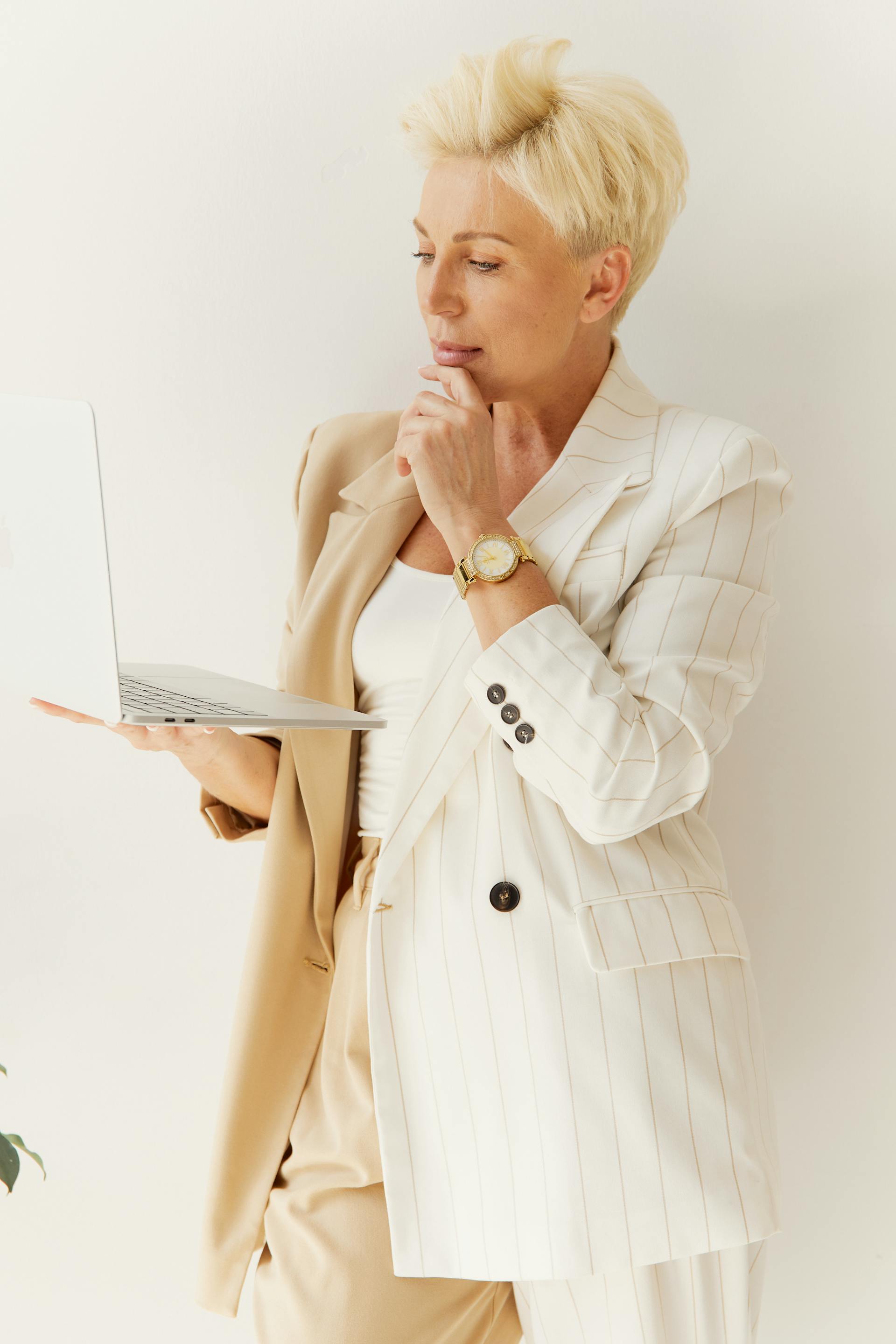 Eine Frau benutzt einen Laptop | Quelle: Pexels