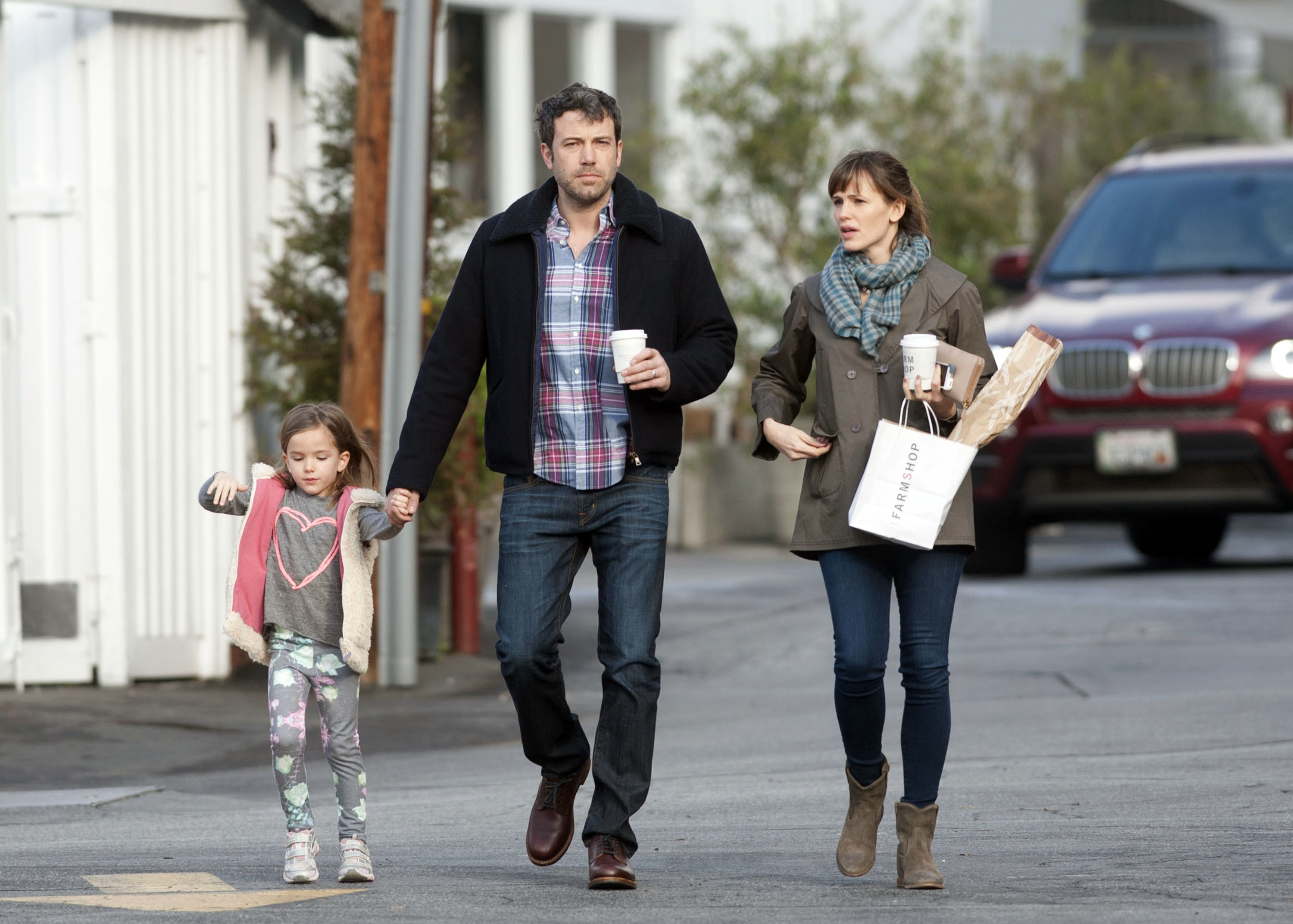 Ben Affleck und Jennifer Garner werden mit ihrer Tochter Seraphina Affleck am 6. Februar 2014 in Los Angeles, Kalifornien, gesehen. | Quelle: Getty Images