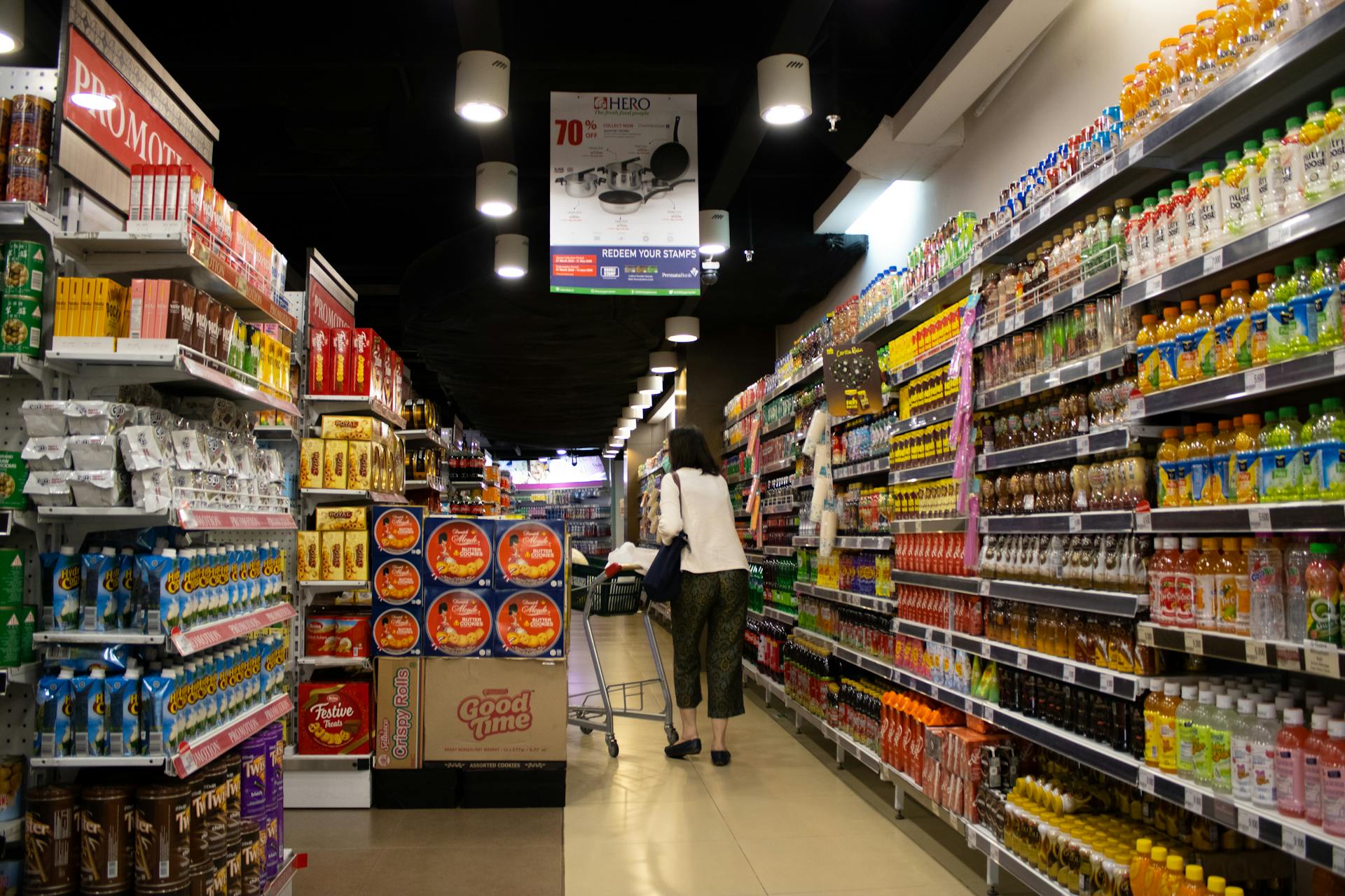 Ein Gang in einem Supermarkt | Quelle: Pexels