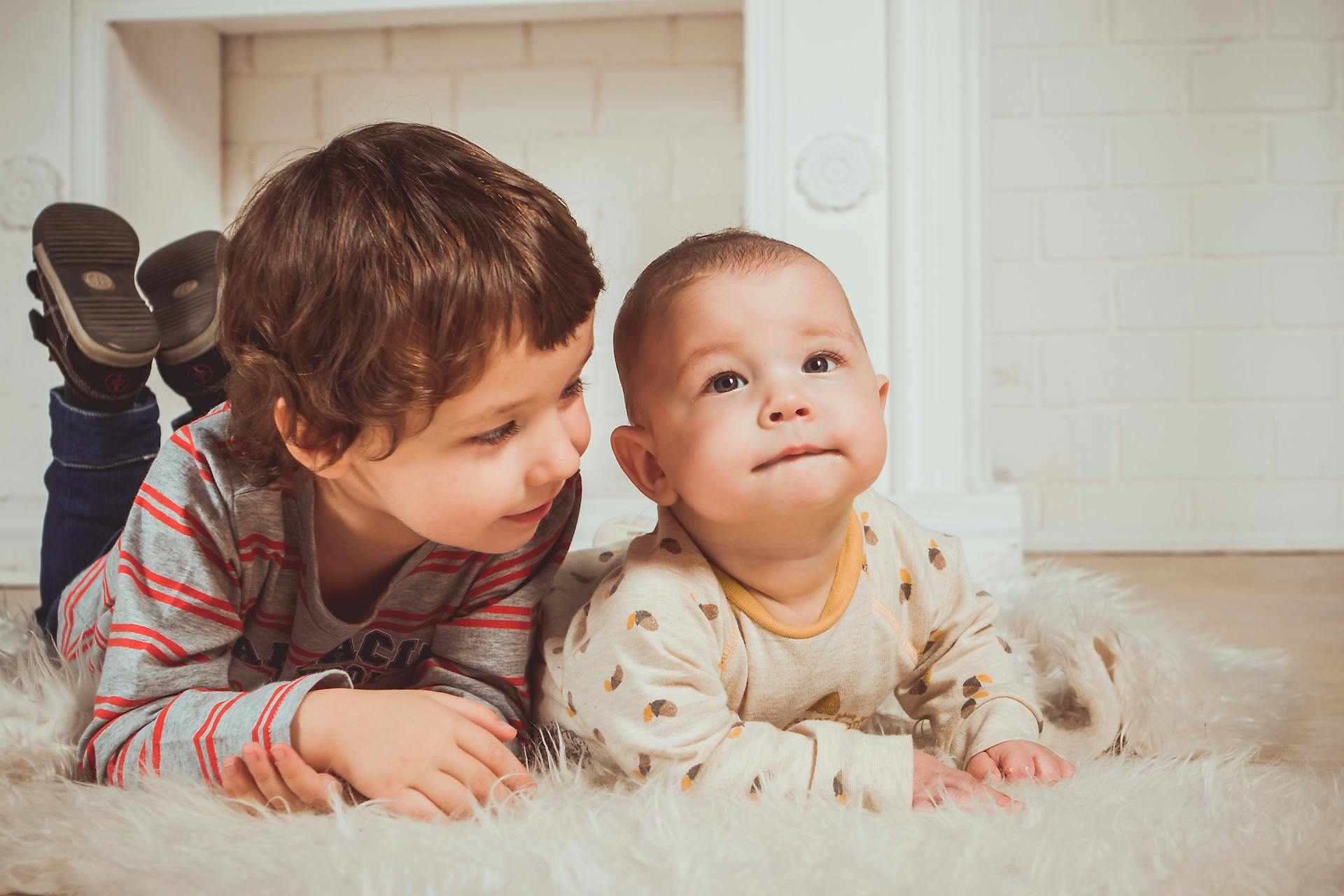 Ein kleines Kind und ein Baby | Quelle: Pexels