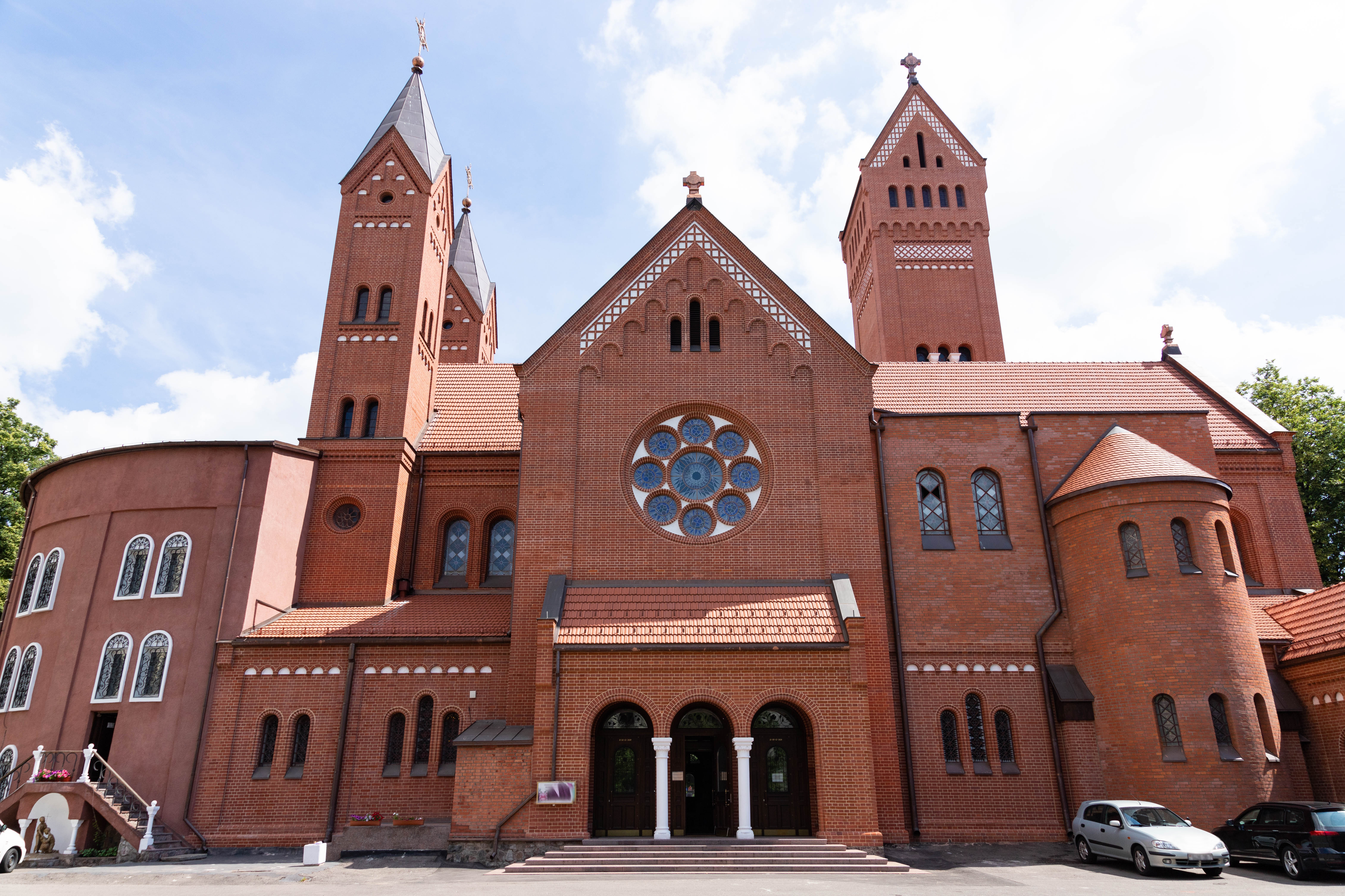 Rote Kirche in der Stadt. Blick von außen. | Quelle: Shutterstock