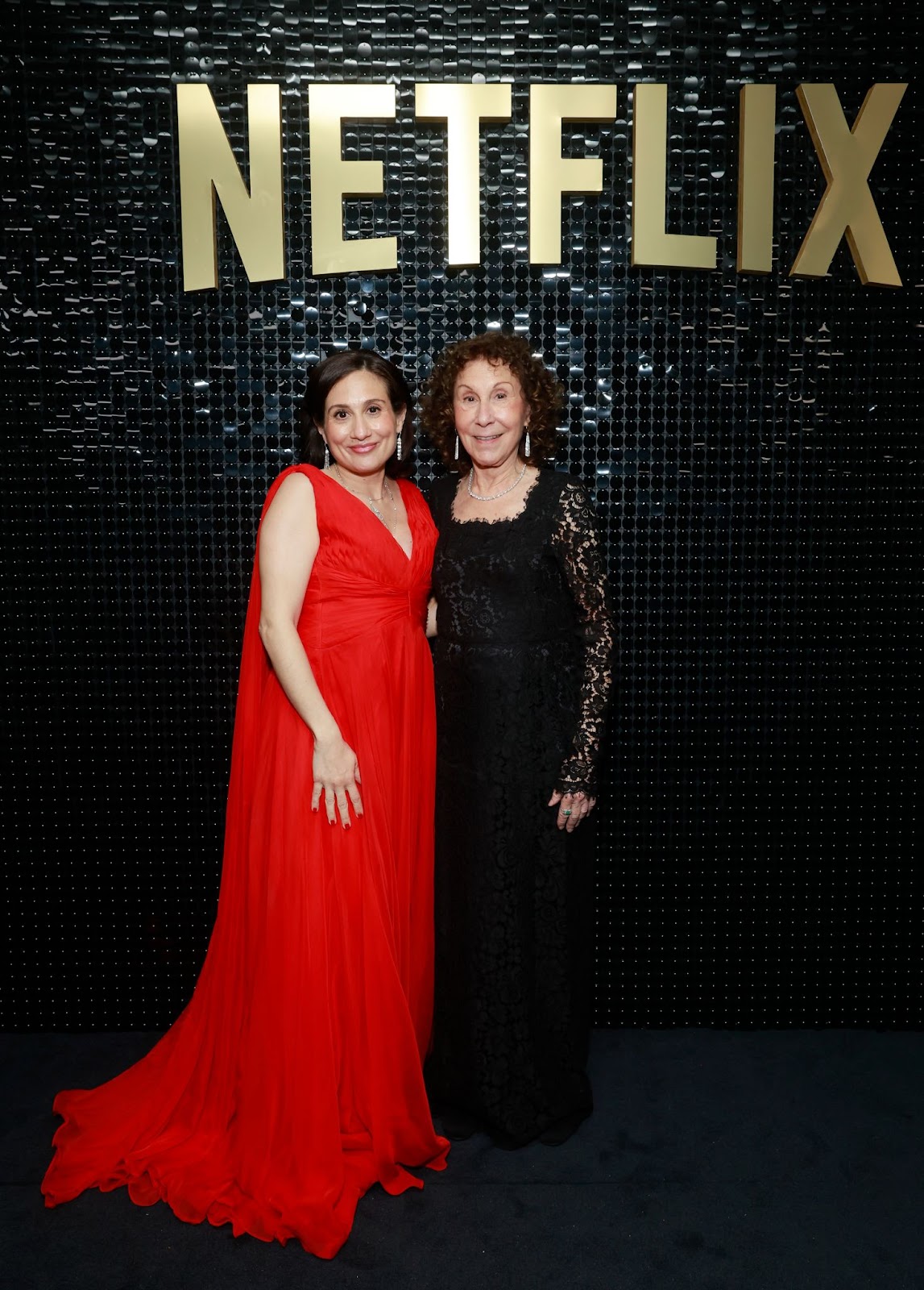 Lucy DeVito und Rhea Perlman bei der 2024 Netflix SAG Celebration am 24. Februar 2024 in Los Angeles, Kalifornien. | Quelle: Getty Images