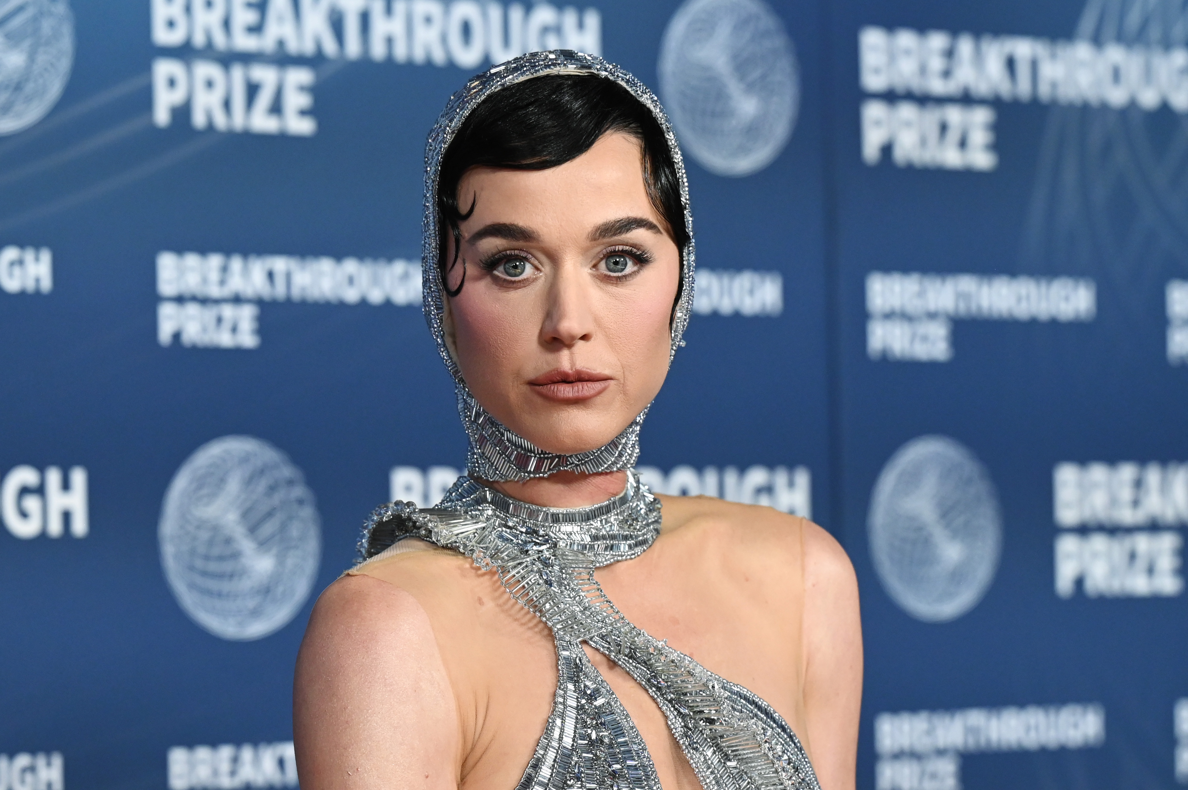 Nur wenige Monate, bevor Perry und Trudeau gemeinsam gesehen wurden, zeigte sich die Sängerin in einem silberbernen Outfit mit passendem Kopfschmuck. Sie nahm am 5. April 2025 an der Verleihung des Breakthrough Prize in Santa Monica, Kalifornien, teil. | Quelle: Getty Images