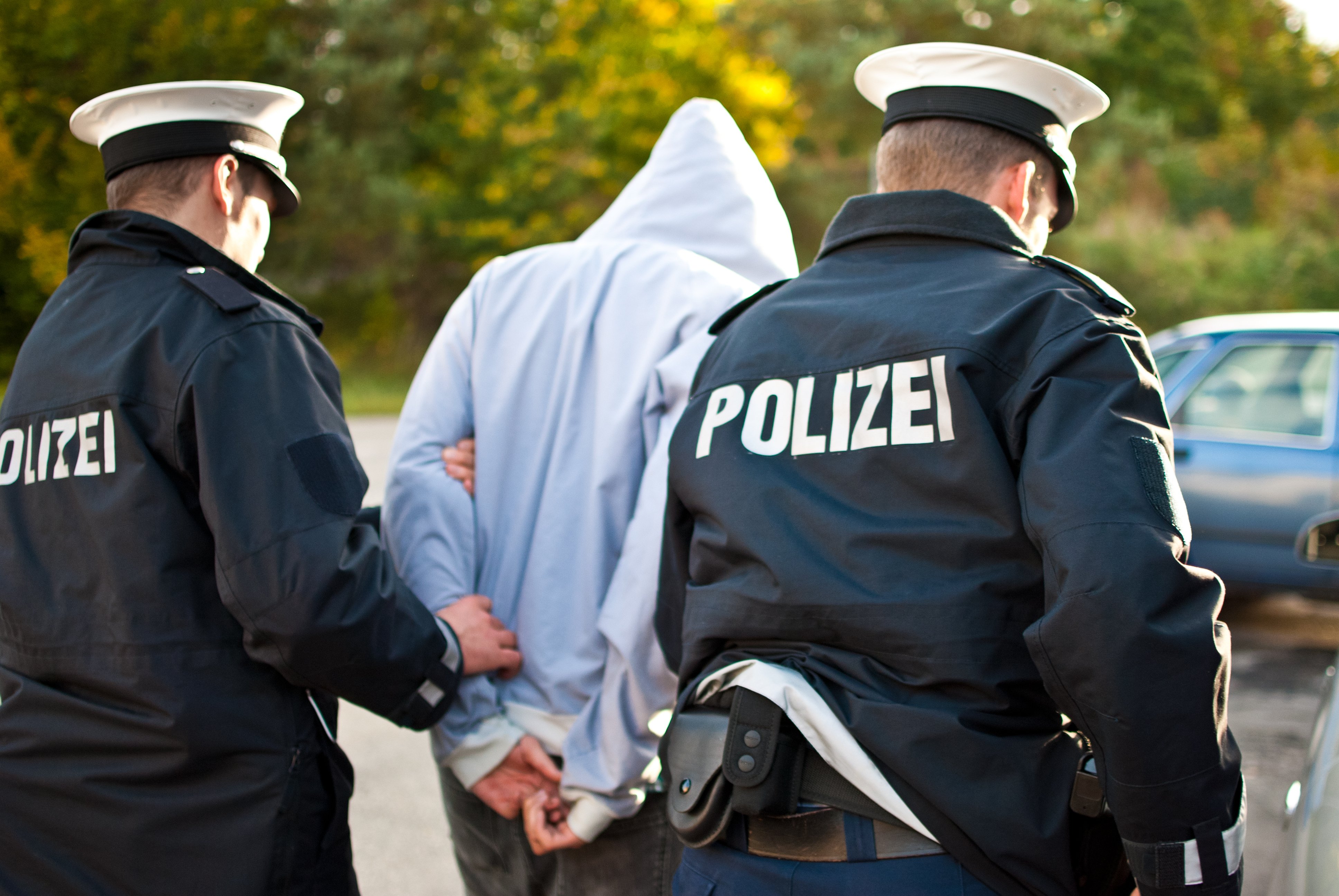 Polizisten nehmen einen Kriminellen fest | Quelle: Shutterstock