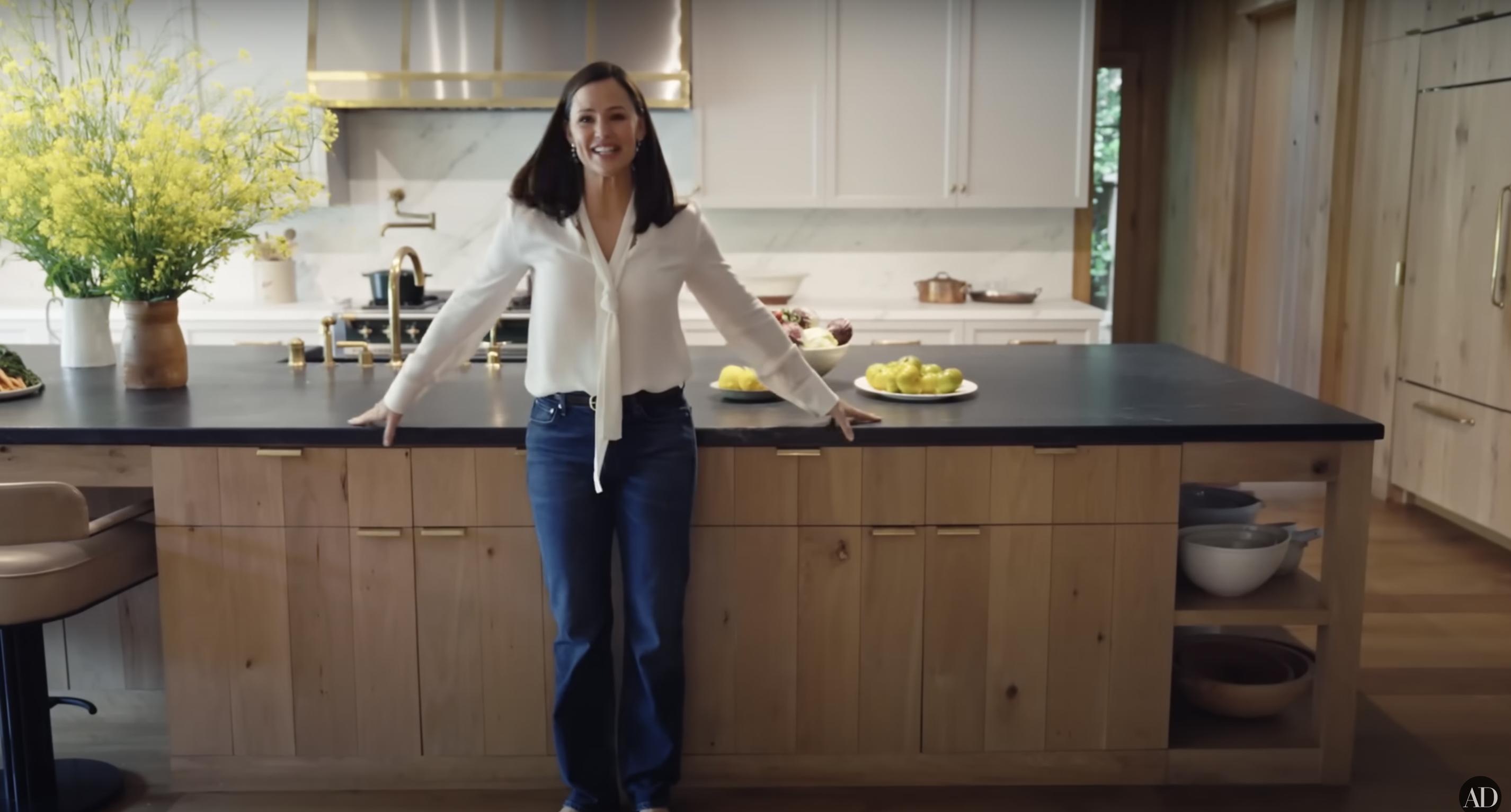 Jennifer Garner zeigt ihre Küche, vom 3. September 2024 | Quelle: YouTube/@Archdigest