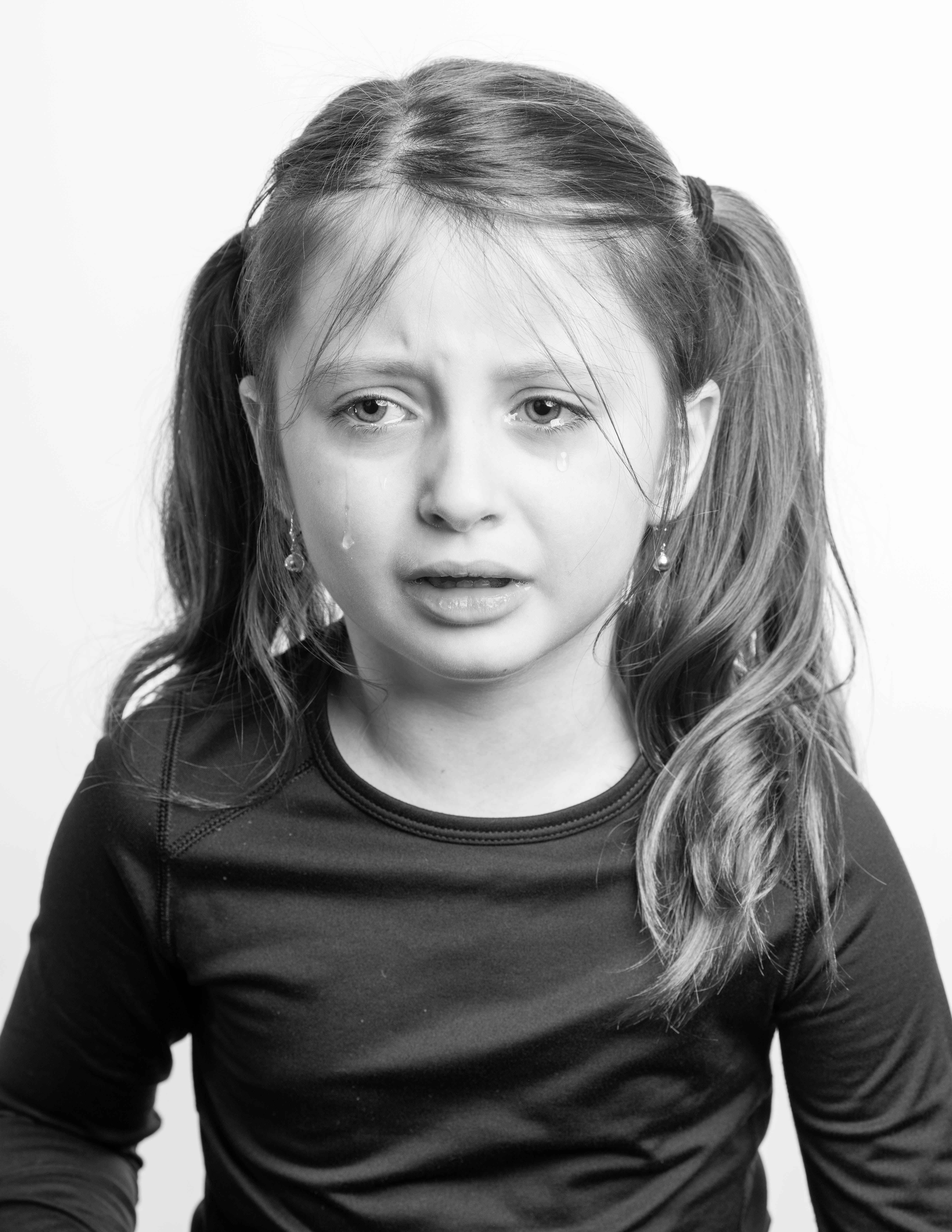 Ein Schwarz-Weiß-Bild von einem weinenden kleinen Mädchen | Quelle: Pexels