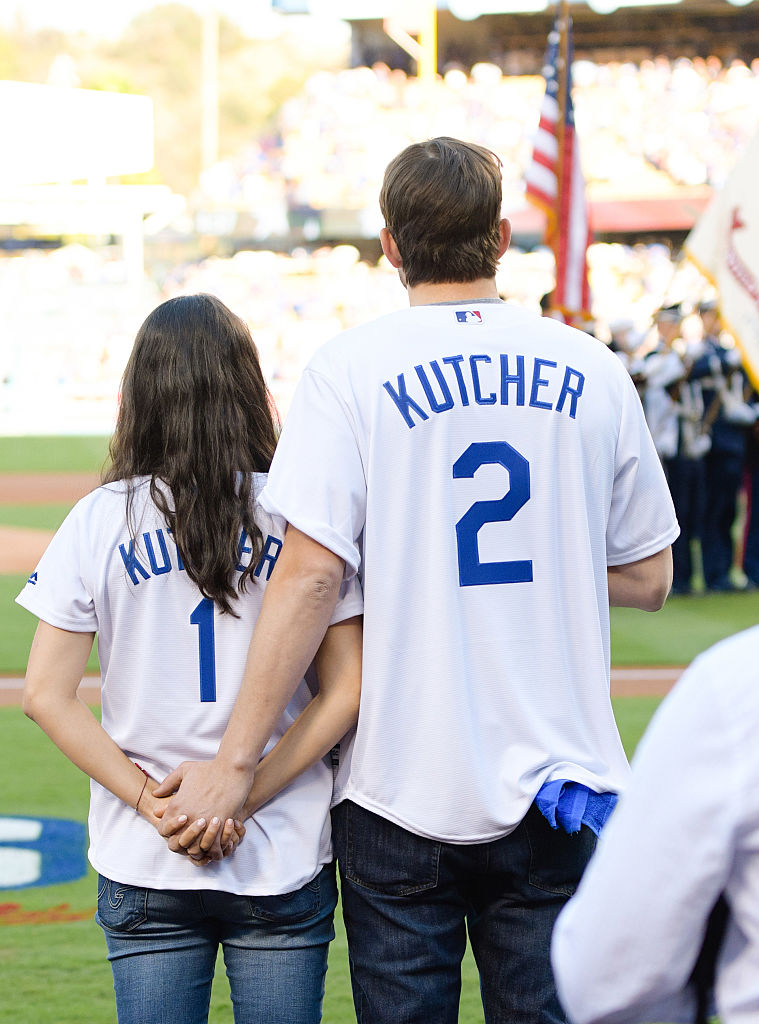 Mila Kunis und Ashton Kutcher besuchen Spiel 4 der NLCS zwischen den Chicago Cubs und den Los Angeles Dodgers am 19. Oktober 2016 | Quelle: Getty Images