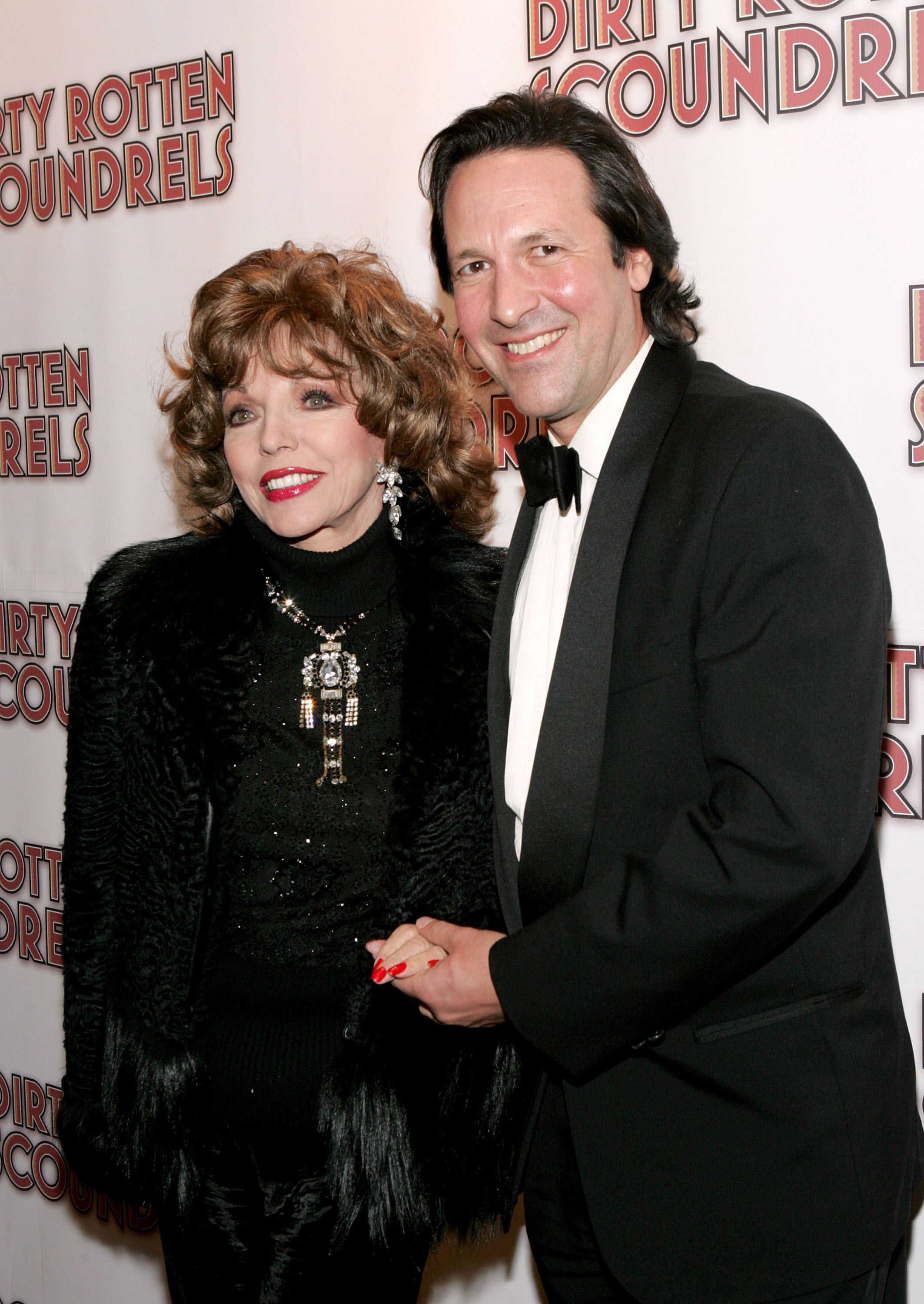 Joan Collins, mit rotem Nagellack, mit ihrem Mann Percy Gibson am 3. März 2005 in New York City | Quelle: Getty Images