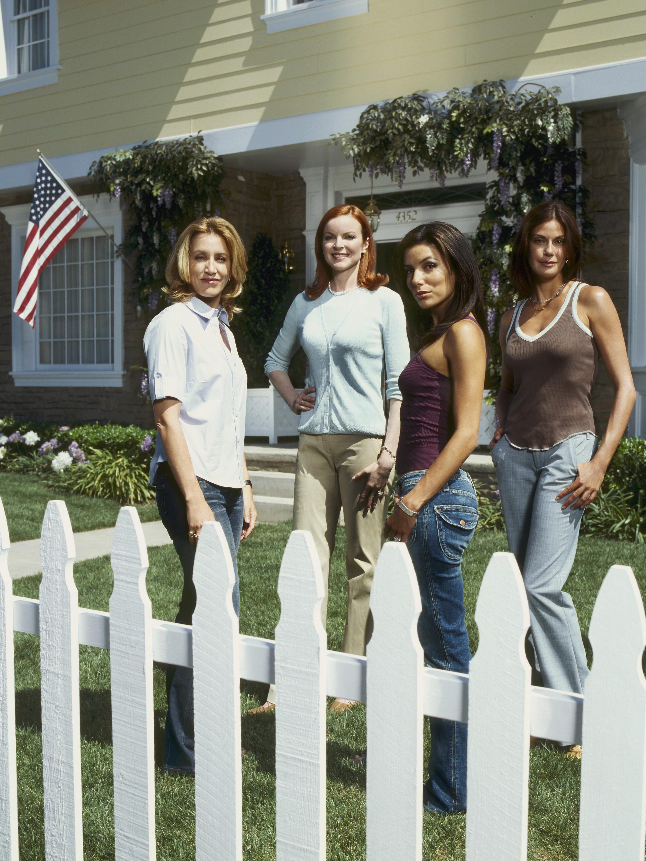 Felicity Huffman, Marcia Cross, Eva Longoria und Teri Hatcher am Set von "Desperate Housewives", 2004 | Quelle: Getty Images