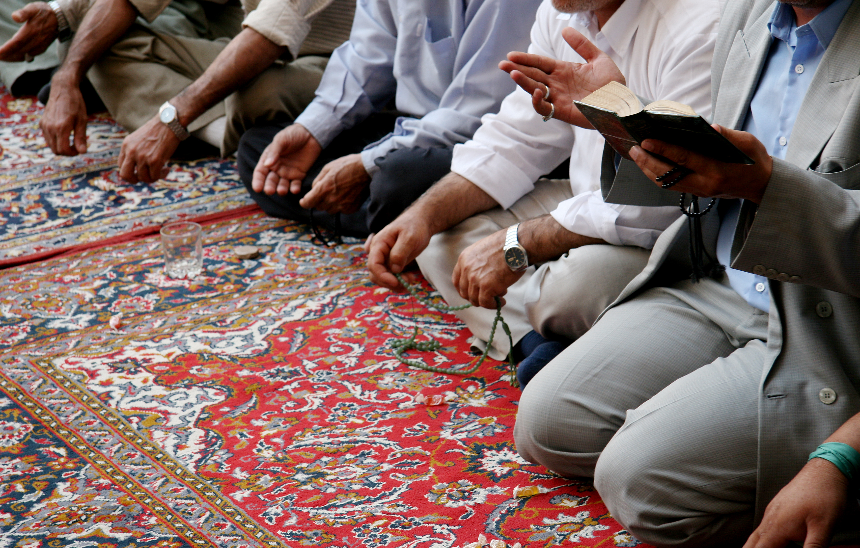 Muslime beim Gebet in einer Moschee | Quelle: Getty Images