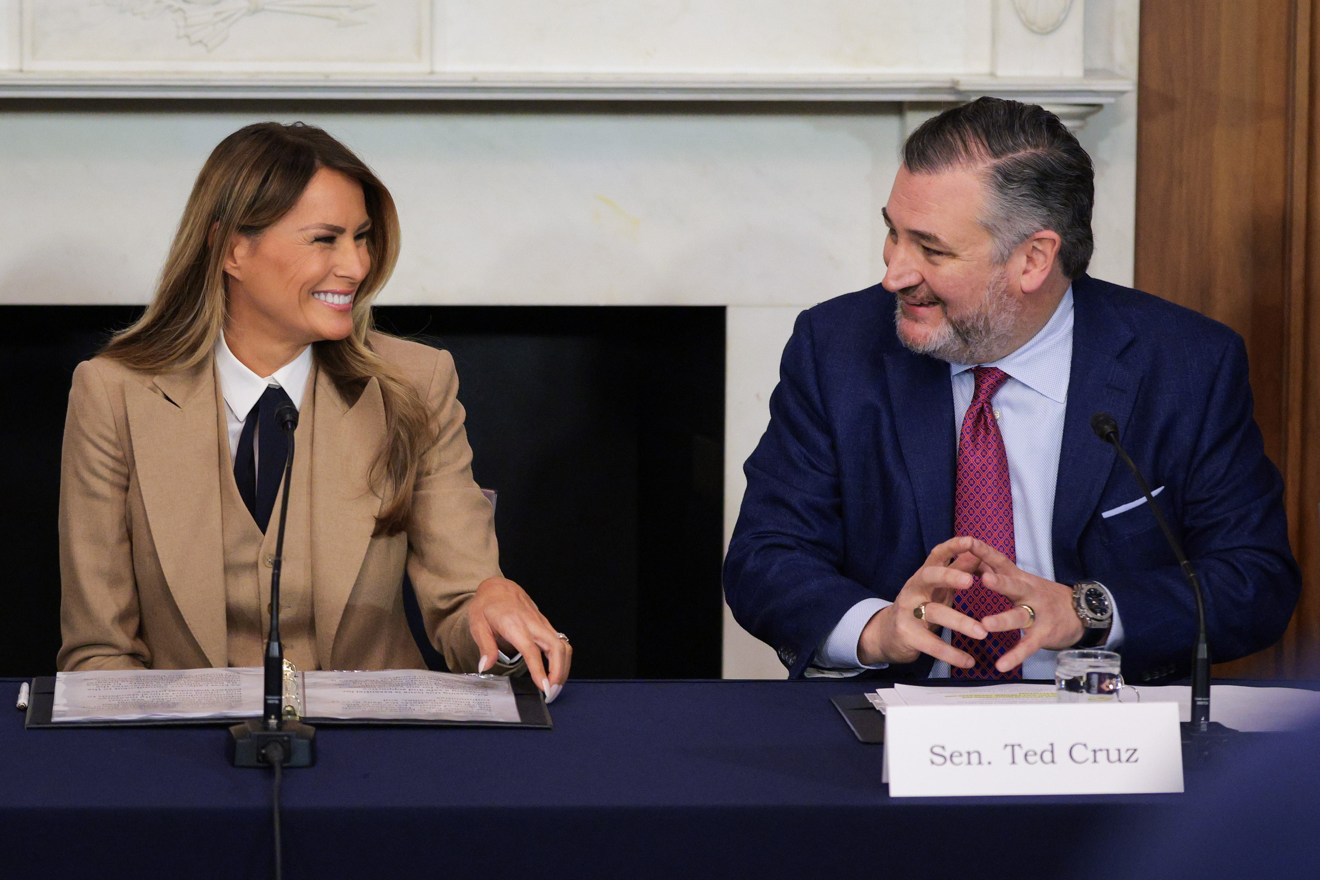 US-Senator Ted Cruz (R-TX) stellt die First Lady Melania Trump vor und begrüßt sie während einer Diskussionsrunde zum Take It Down Act im Mike Mansfield Room im US-Kapitol am 3. März 2025 in Washington, D.C. | Quelle: Getty Images