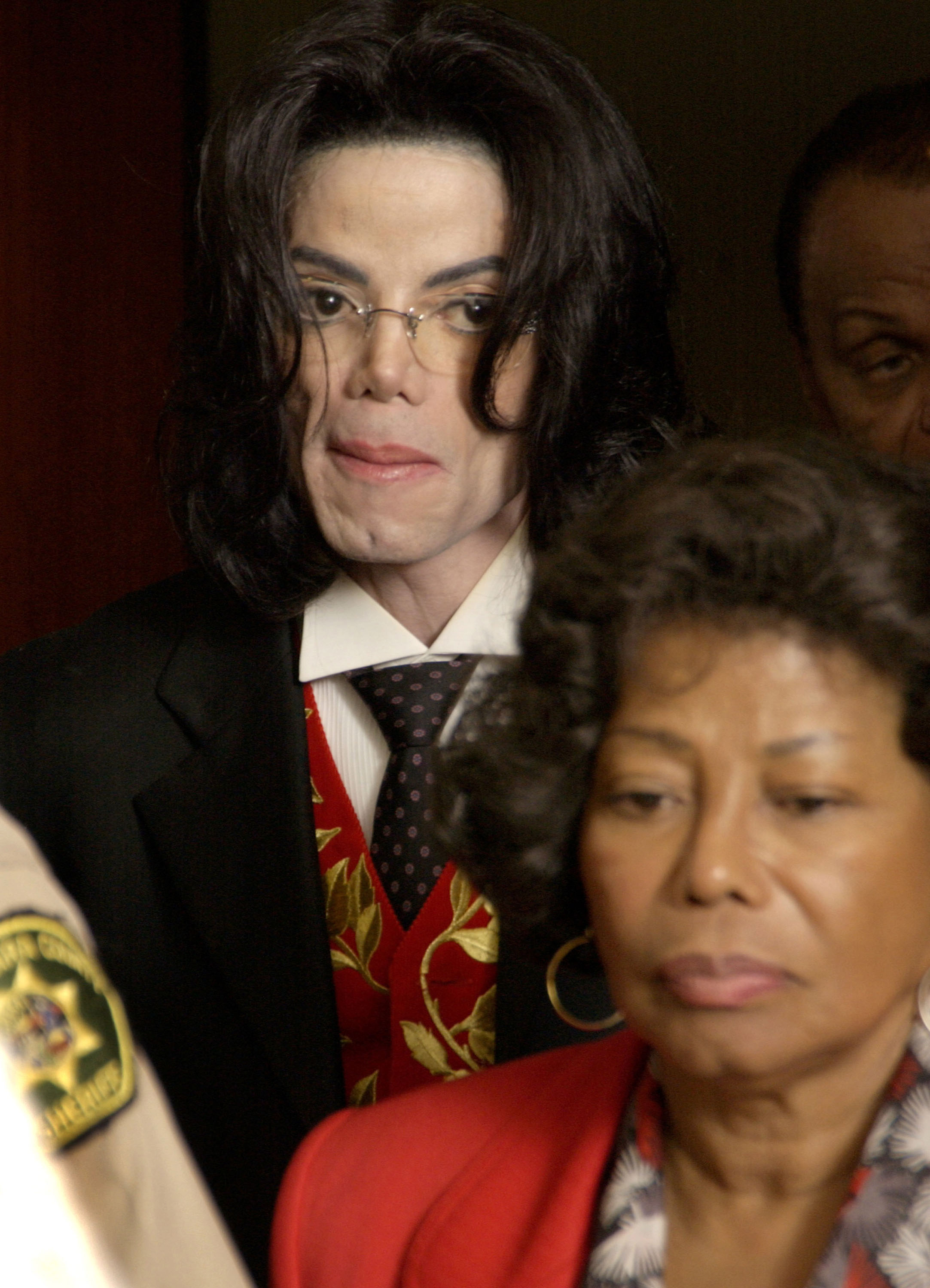 Michael und Katherine Jackson verlassen den Gerichtssaal im Santa Barbara County Courthouse am 13. Mai 2005 in Santa Maria, Kalifornien. | Quelle: Getty Images