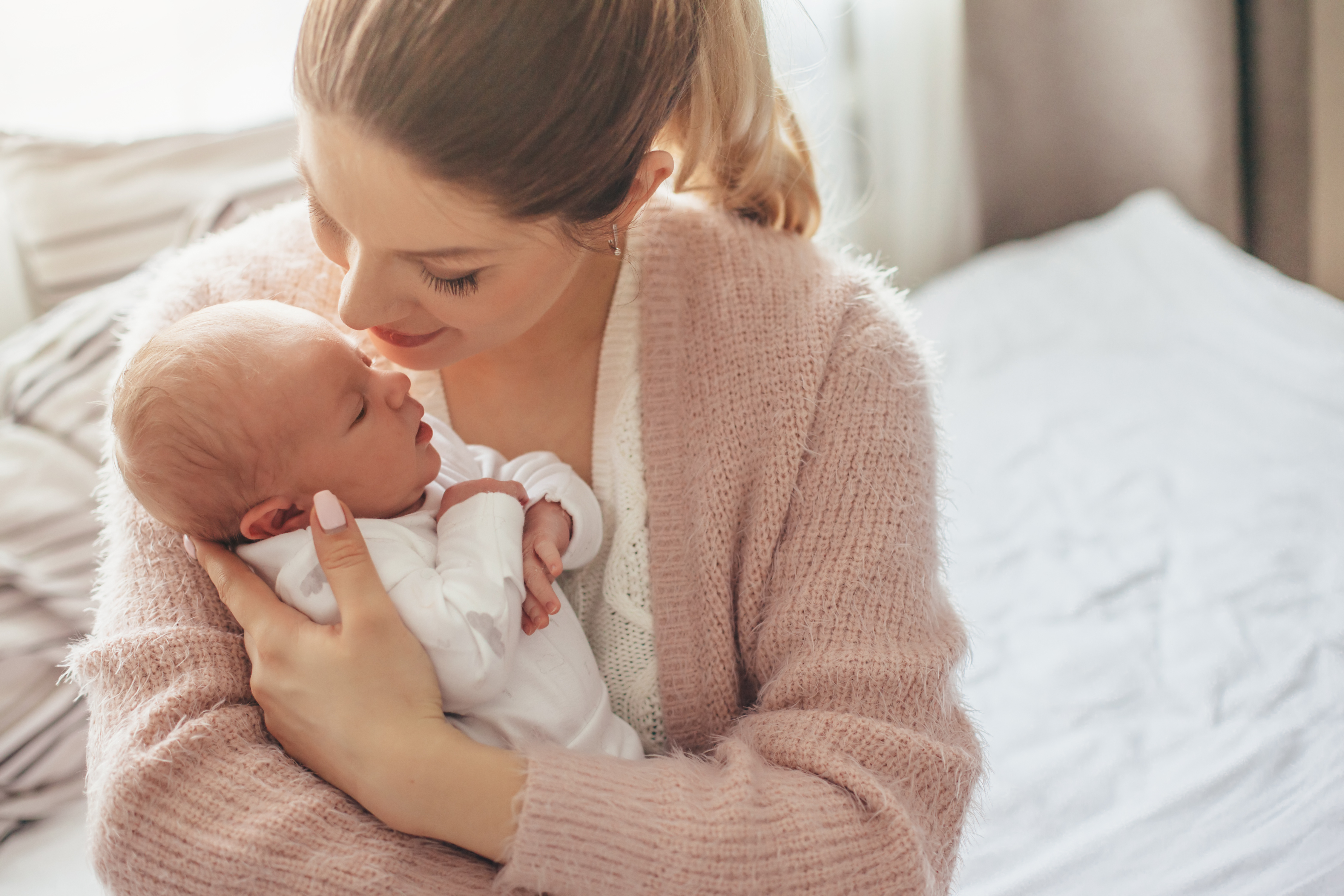 Mutter hält ihr neugeborenes Baby | Quelle: Shutterstock