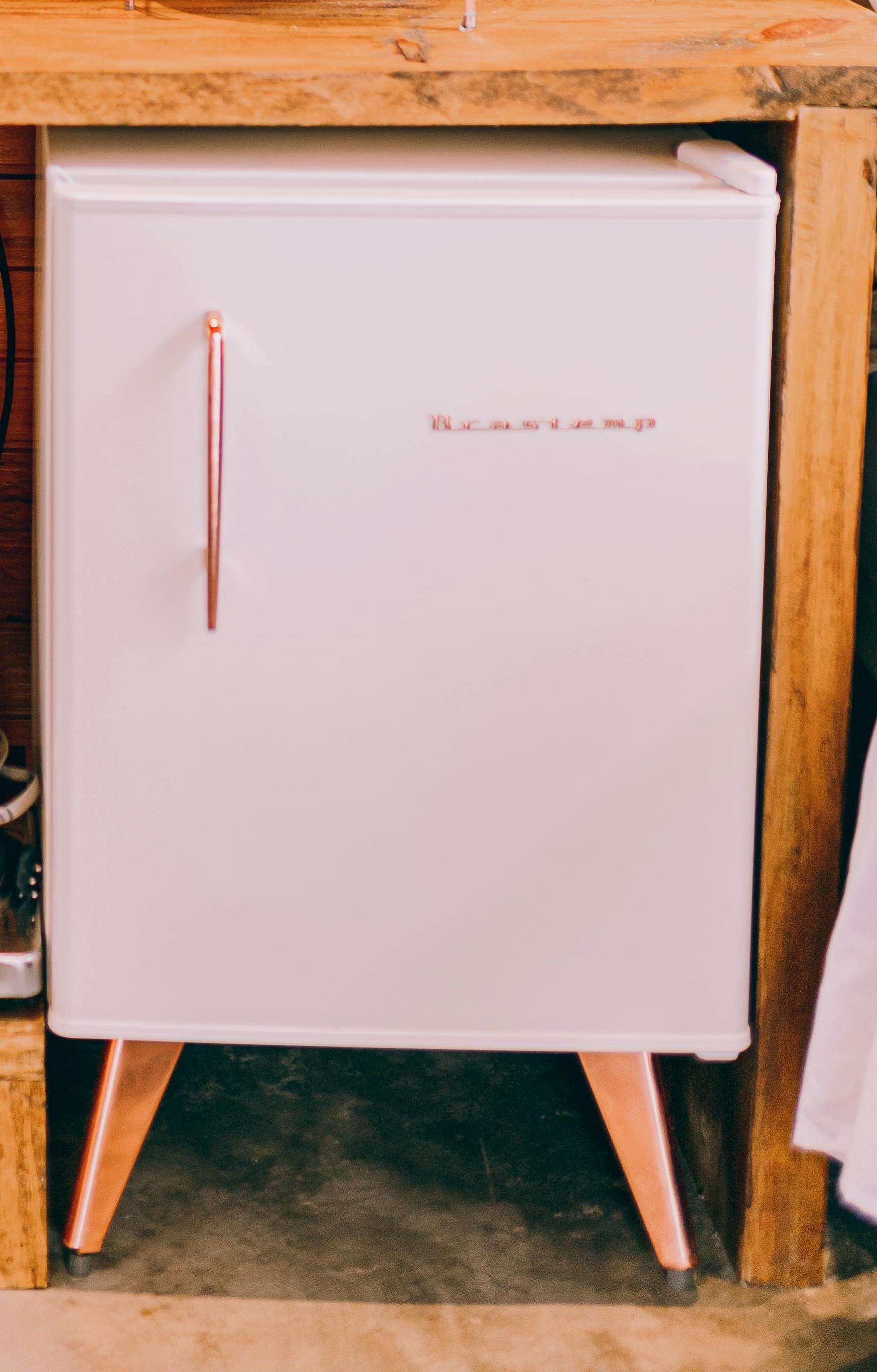 Ein Mini-Kühlschrank unter dem Schreibtisch | Quelle: Pexels