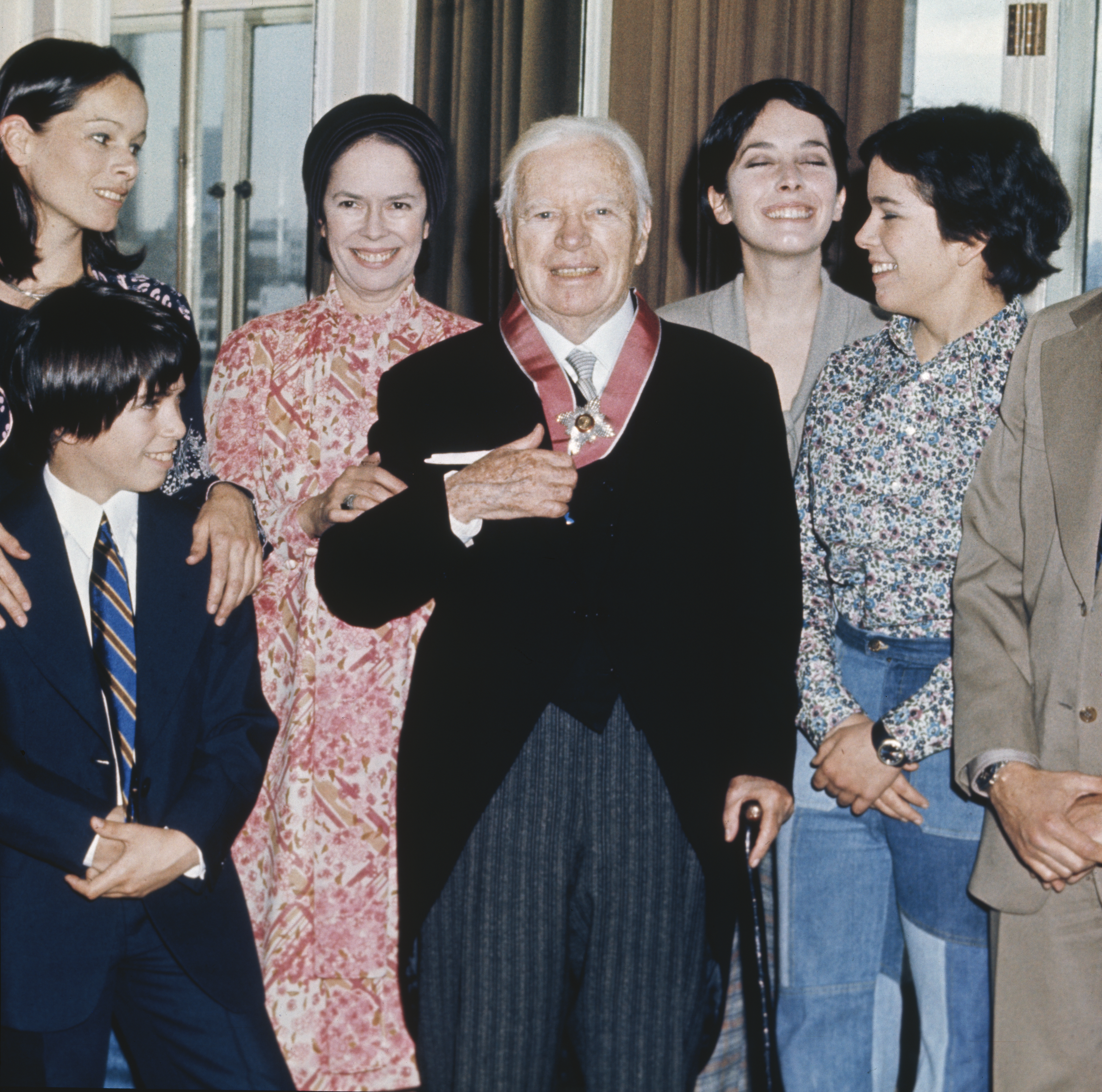 Regisseur Sir Charlie Chaplin mit seiner Familie im Savoy Hotel, nachdem er am 4. März 1975 in London den KBE erhalten hat | Quelle: Getty Images