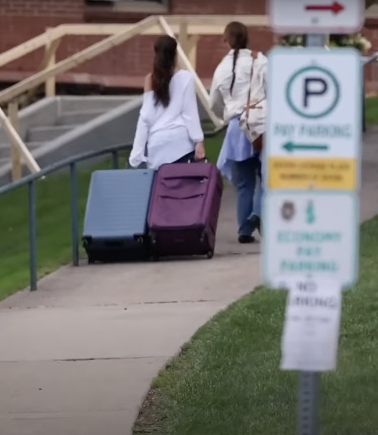 Katie Holmes und Suri Cruise auf dem Campus der Carnegie Mellon University in einem Beitrag vom 20. August 2024 | Quelle: YouTube/Seite Sechs