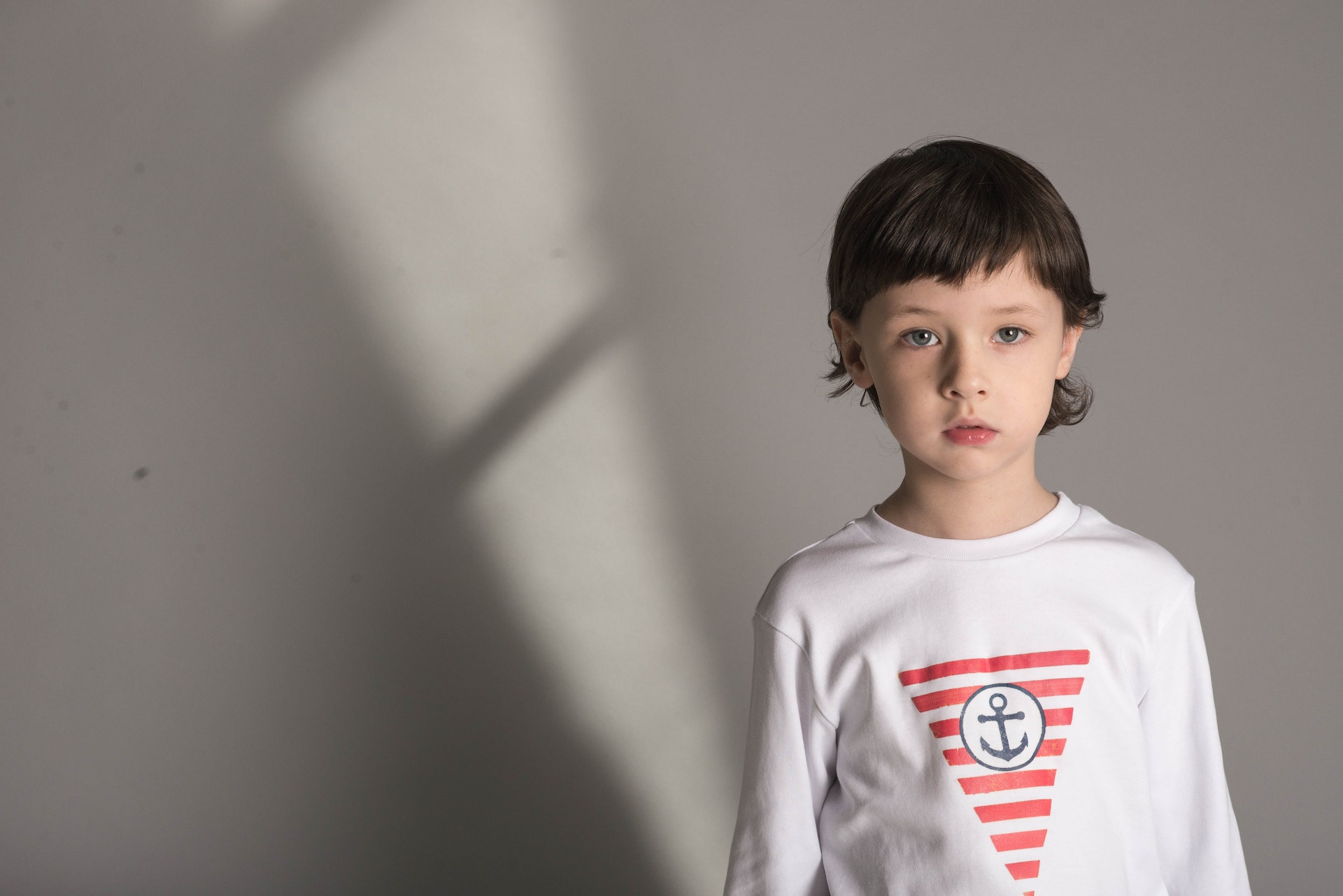 Ein kleiner Junge in einem weißen T-Shirt | Quelle: Pexels
