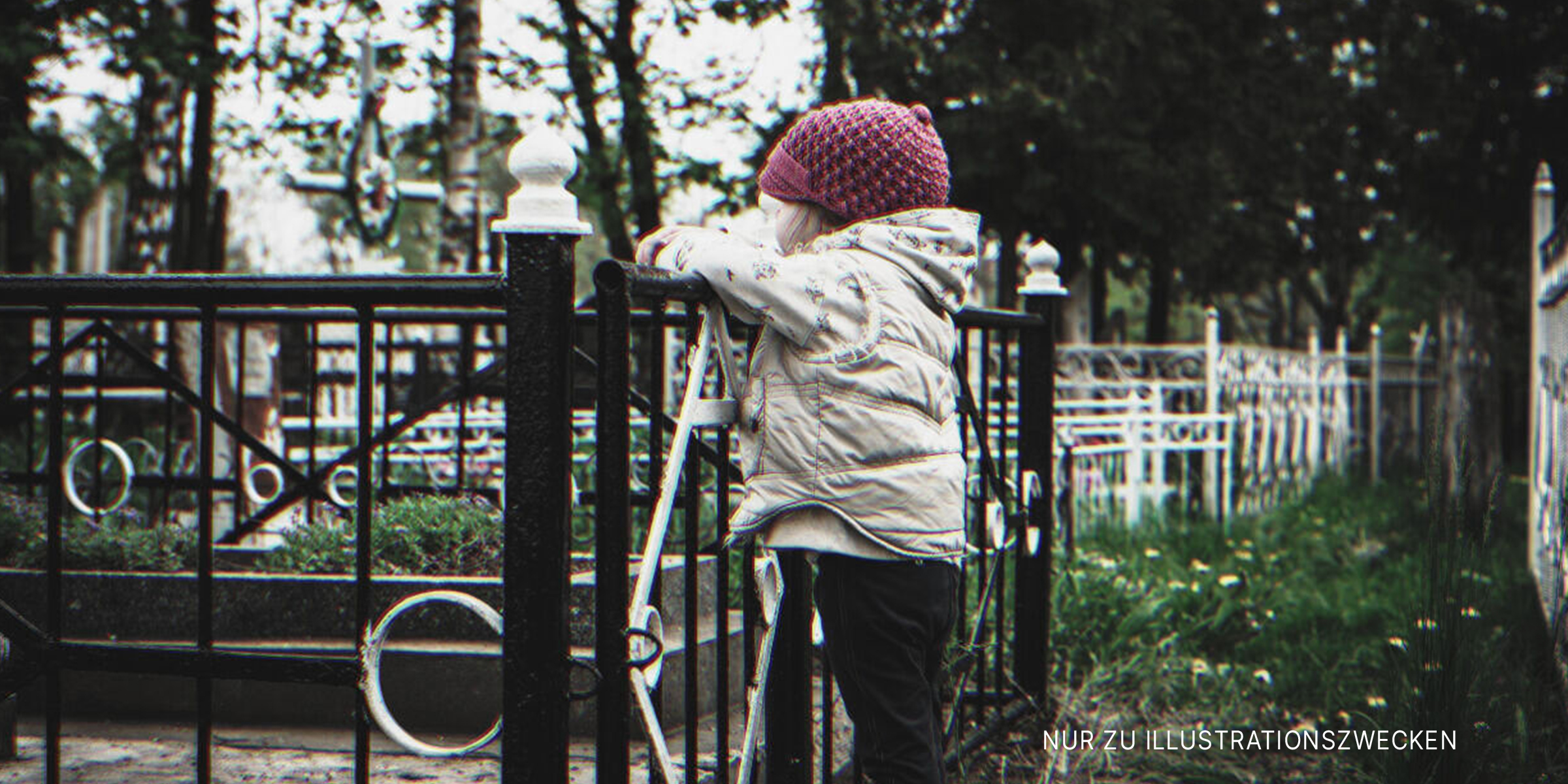 Kleines Mädchen steht am Zaun | Quelle: Shutterstock