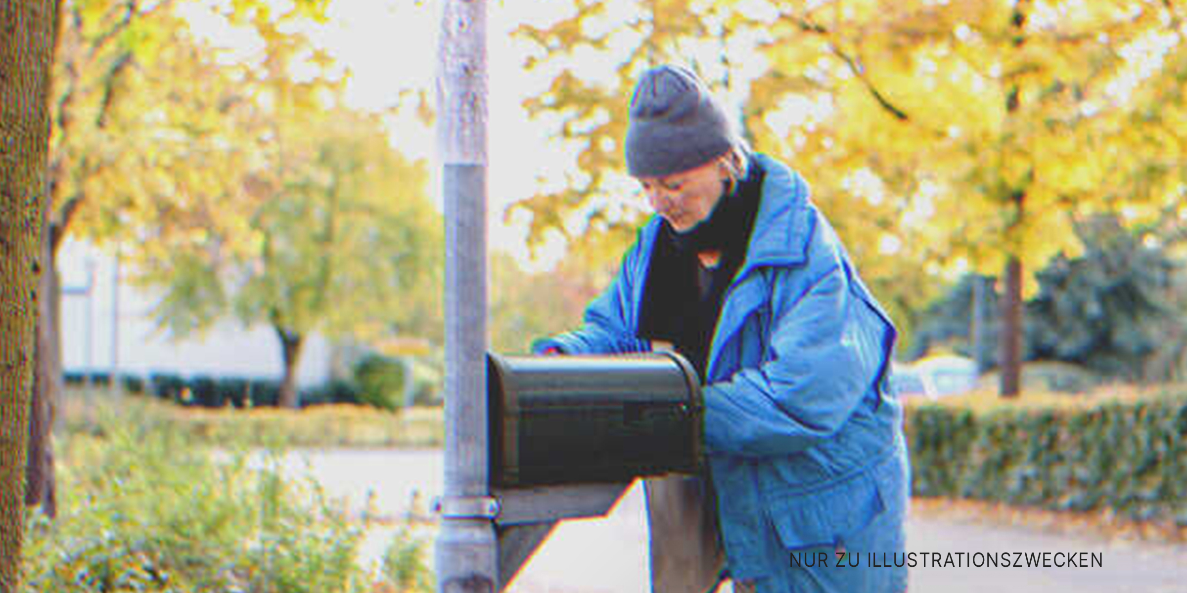 Eine Frau am Briefkasten | Quelle: Shutterstock