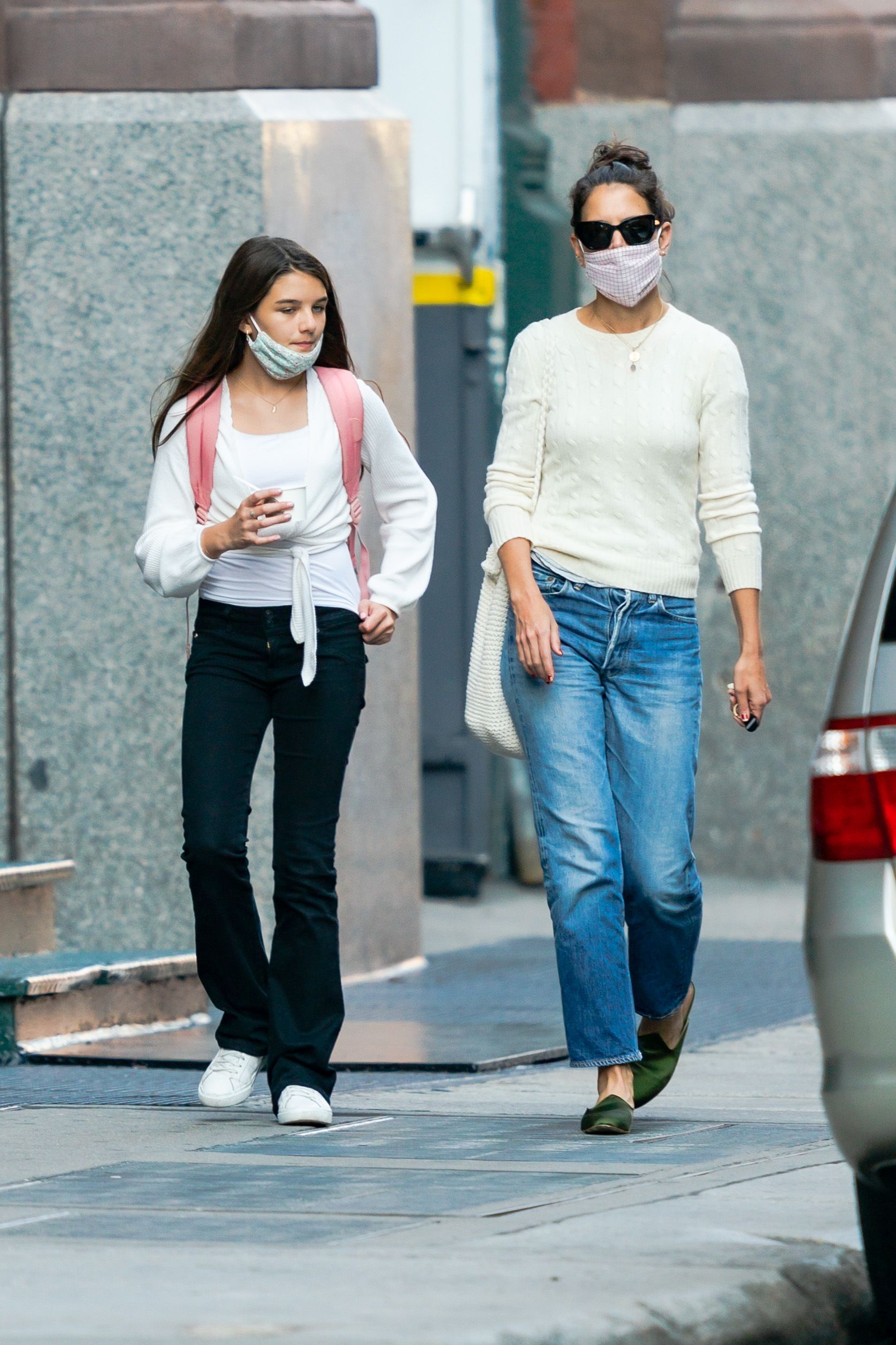Suri Cruise und Katie Holmes werden am 8. September 2020 in New York City gesehen. | Quelle: Getty Images