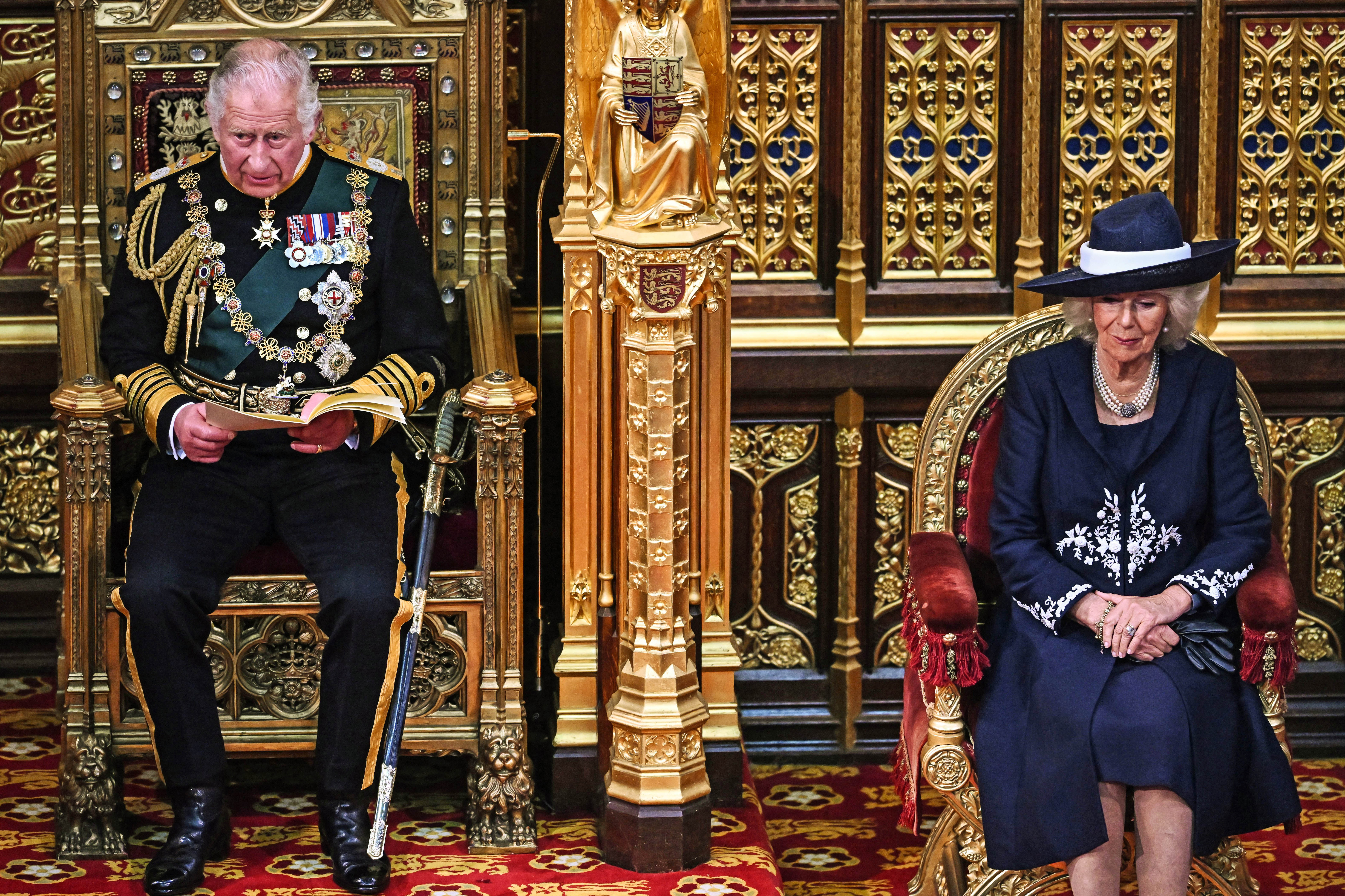 König Charles lll liest die Rede der Königin, während er bei seiner Frau, der Königsgemahlin Camilla, Herzogin von Cornwall, in der Kammer des House of Lords sitzt, während der Staatseröffnung des Parlaments, im Westminster Palast am 10. Mai 2022 in London, England. | Quelle: Getty Images