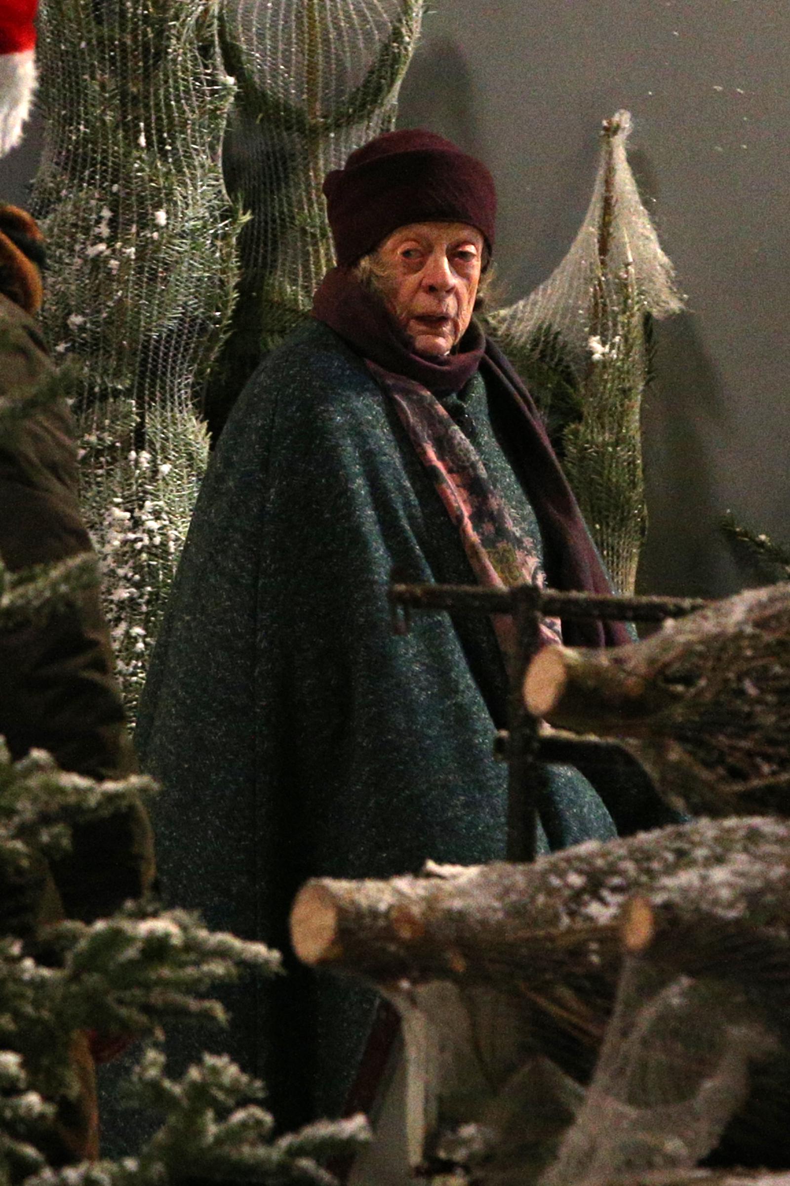 Maggie Smith am Set von "A Boy Called Christmas", 2020 | Quelle: Getty Images