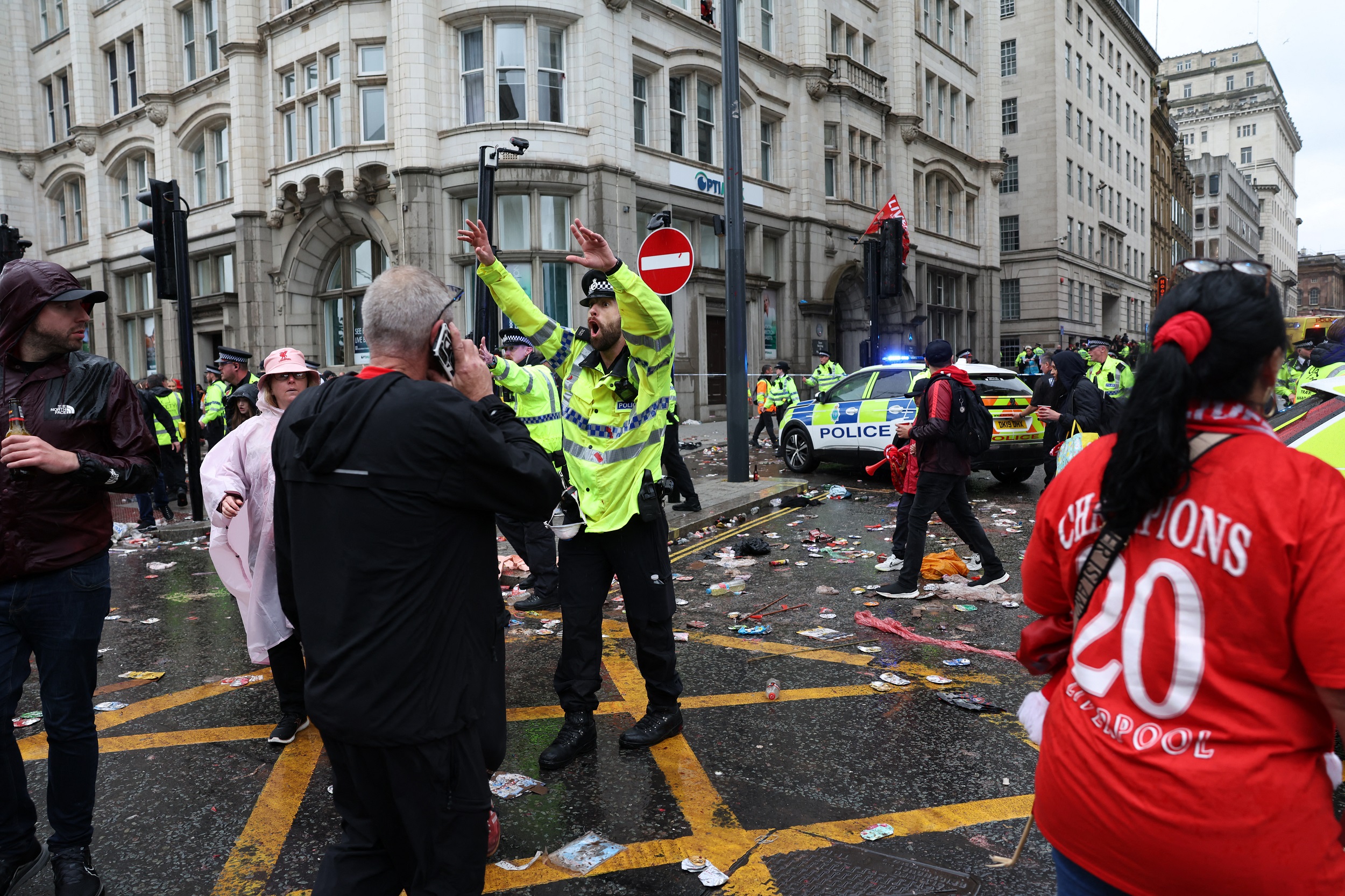 Ein Polizeibeamter ruft Liverpool-Fans zu, während er an einer Polizeisperre am Eingang zur Water Street während einer Siegesparade für Liverpools Premier-League-Titelgewinn in Liverpool, Nordwestengland, am 26. Mai 2025 Dienst tut | Quelle: Getty Images
