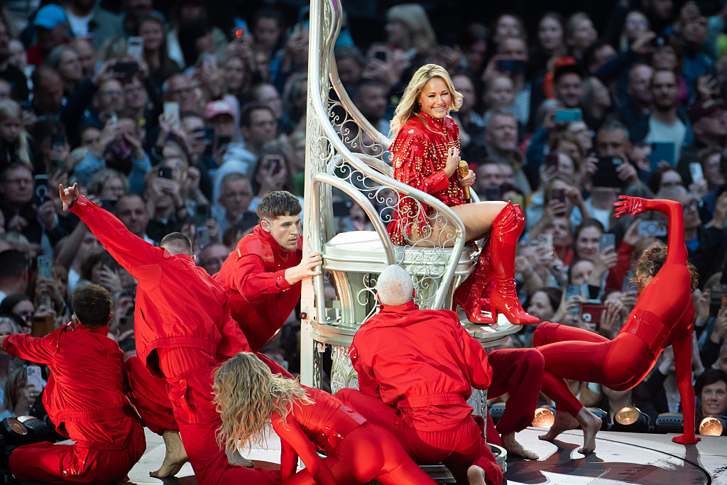 Helene Fischer tritt während der Eröffnungsshow der 360° Stadion Tour im Rudolf-Harbig-Stadion am 10. Juni 2026 in Dresden, Deutschland, auf. | Quelle: Getty Images