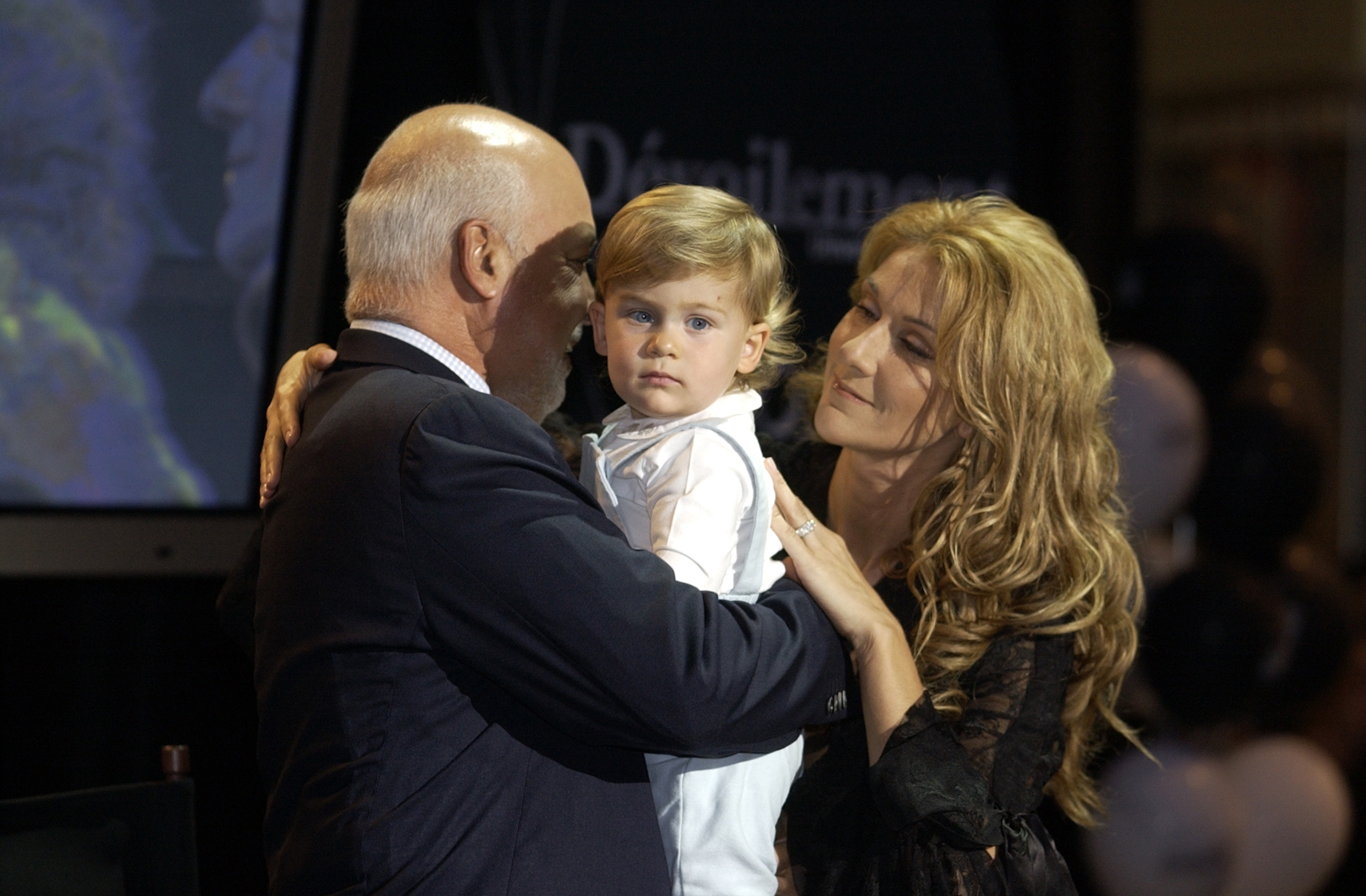 Rene Angelil, Rene-Charles und Celine Dion beim Pepsi Forum am 26. September 2002 in Montreal, Kanada. | Quelle: Getty Images