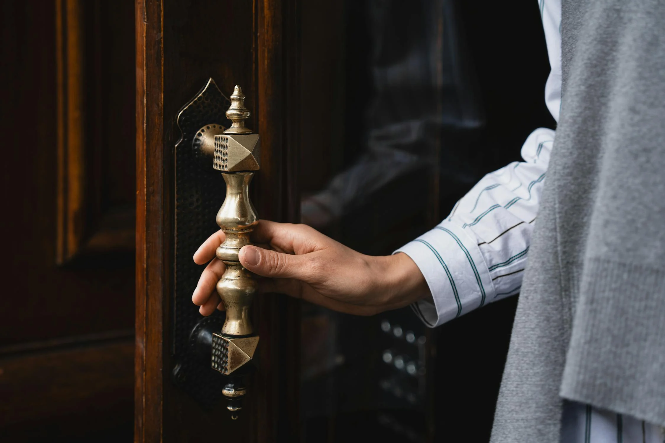 Eine Frau, die eine Türklinke hält | Quelle: Pexels
