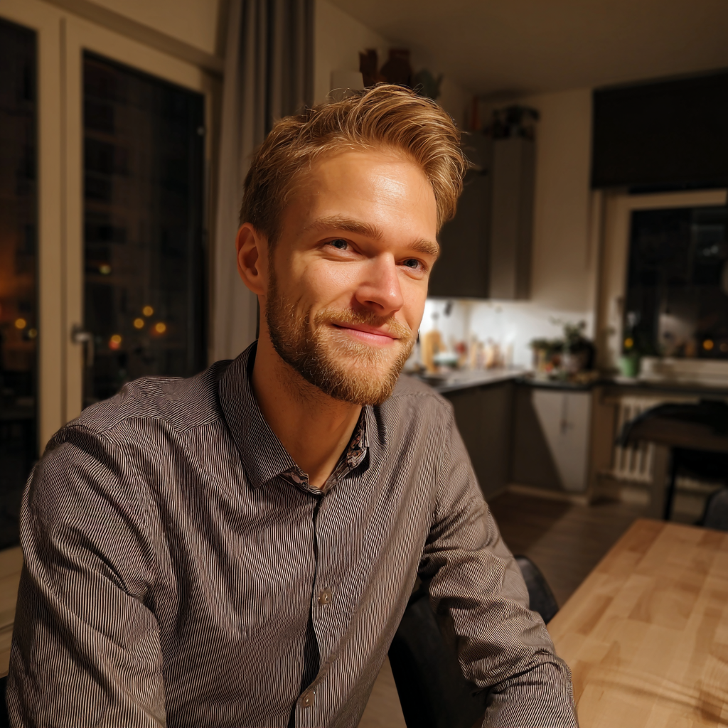 Ein lächelnder Mann, der an einem Küchentisch sitzt | Quelle: Midjourney