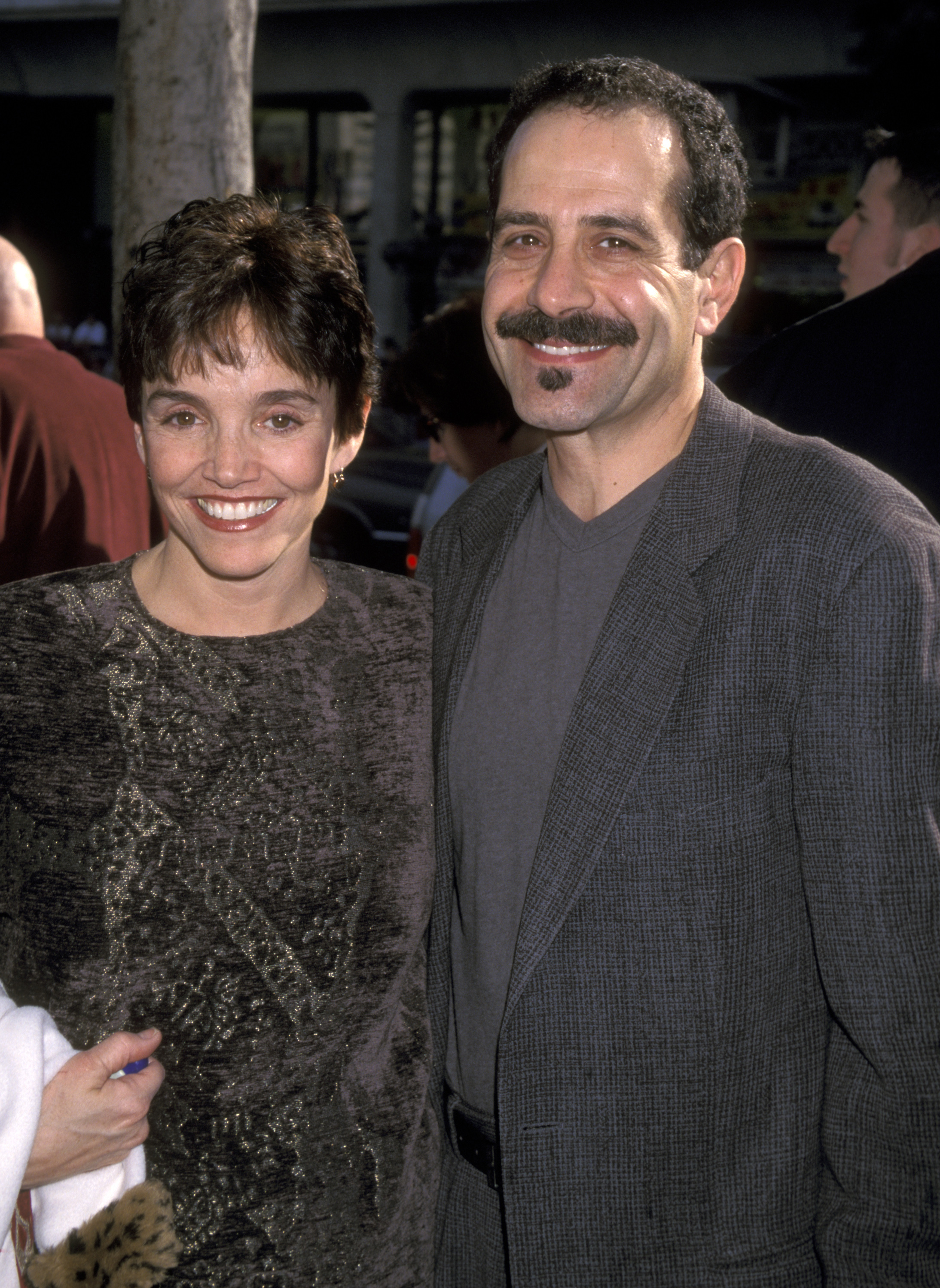 Die Schauspielerin und Tony Shalhoub bei der Premiere von „Galaxy Quest“ am 19. Dezember 1999 in Hollywood, Kalifornien. | Quelle: Getty Images