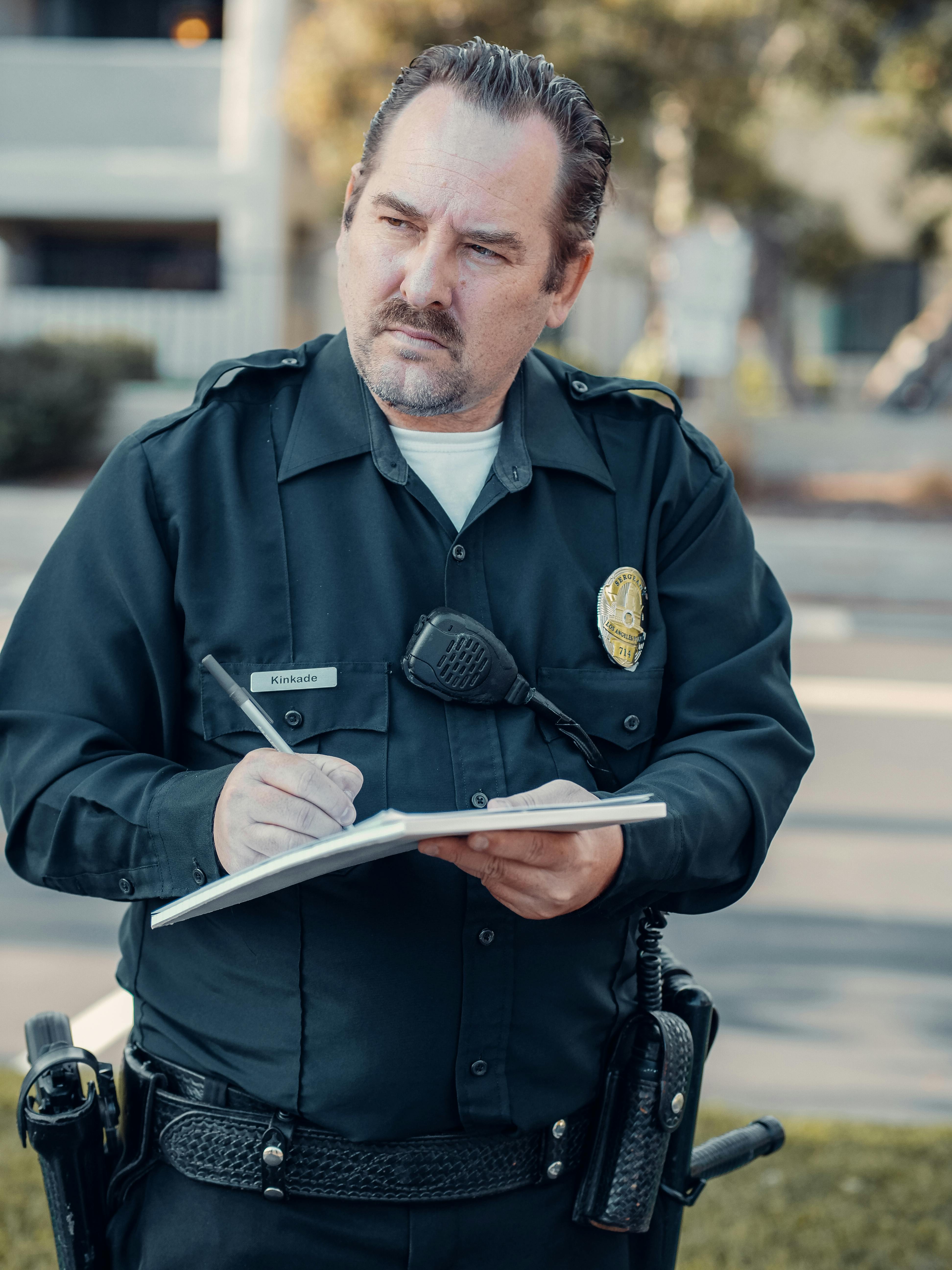 Polizist macht sich Notizen | Quelle: Pexels