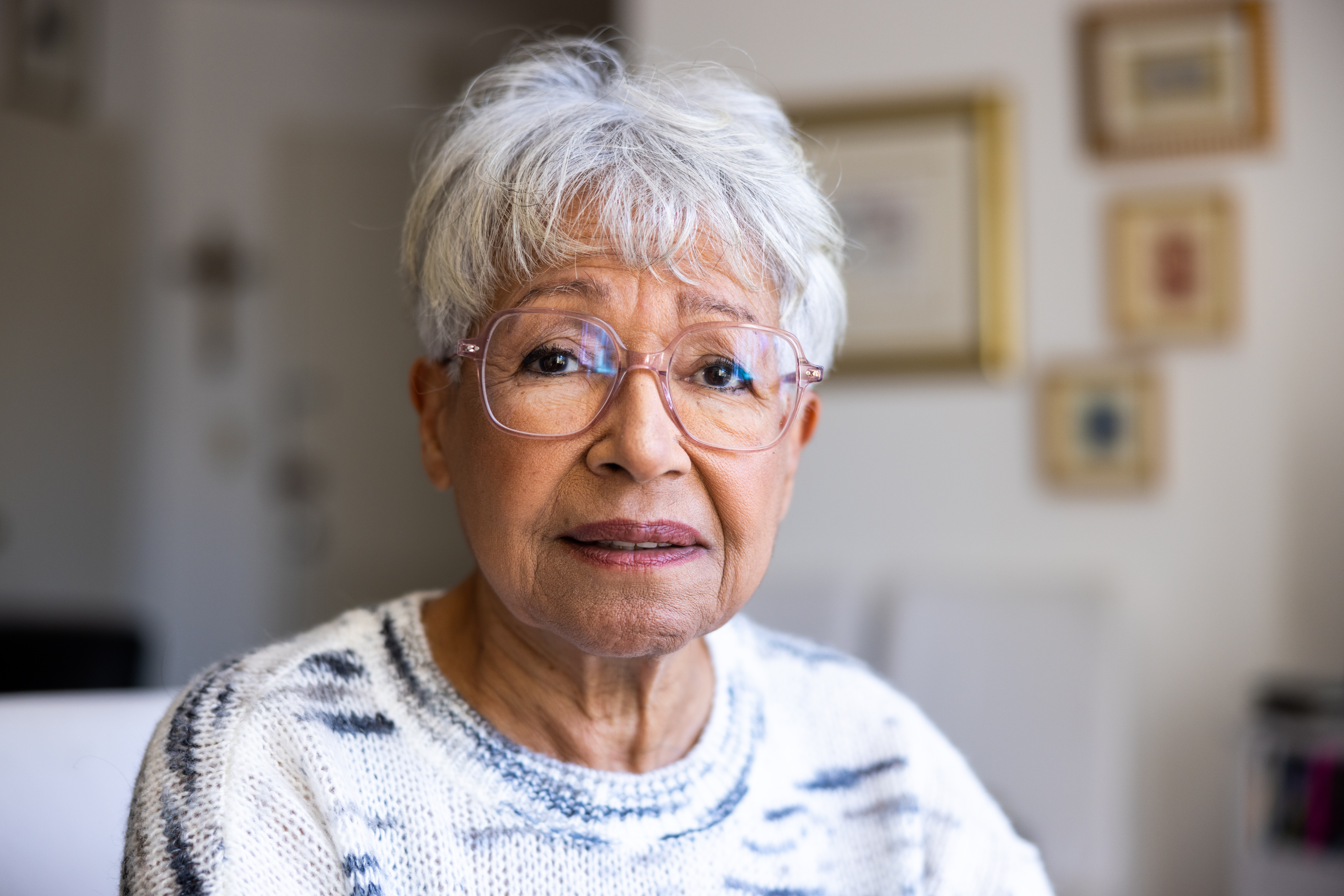 Porträt einer schönen älteren Frau gemischter Rasse in ihrem Haus | Quelle: Getty Images