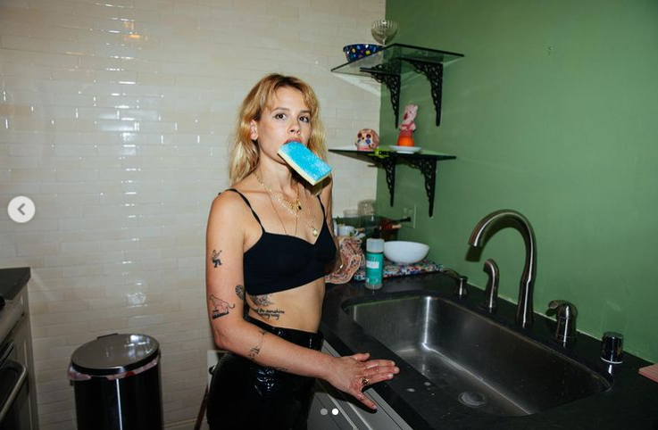 Sosie Bacon steht am Waschbecken mit einem Schwamm im Mund.| Quelle: Instagram/sosiebacon