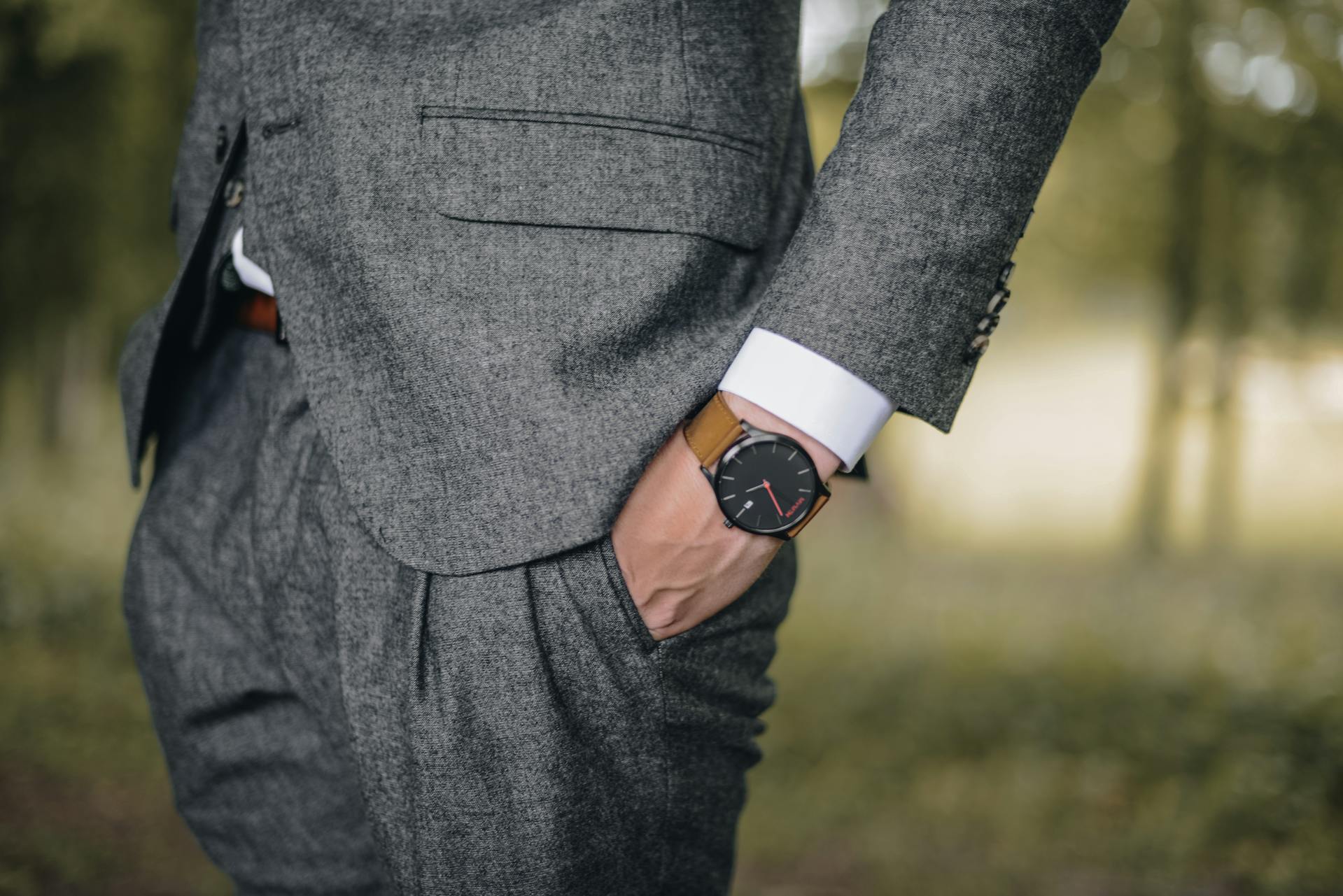 Eine Nahaufnahme eines Mannes im grauen Anzug mit den Händen in den Taschen | Quelle: Pexels