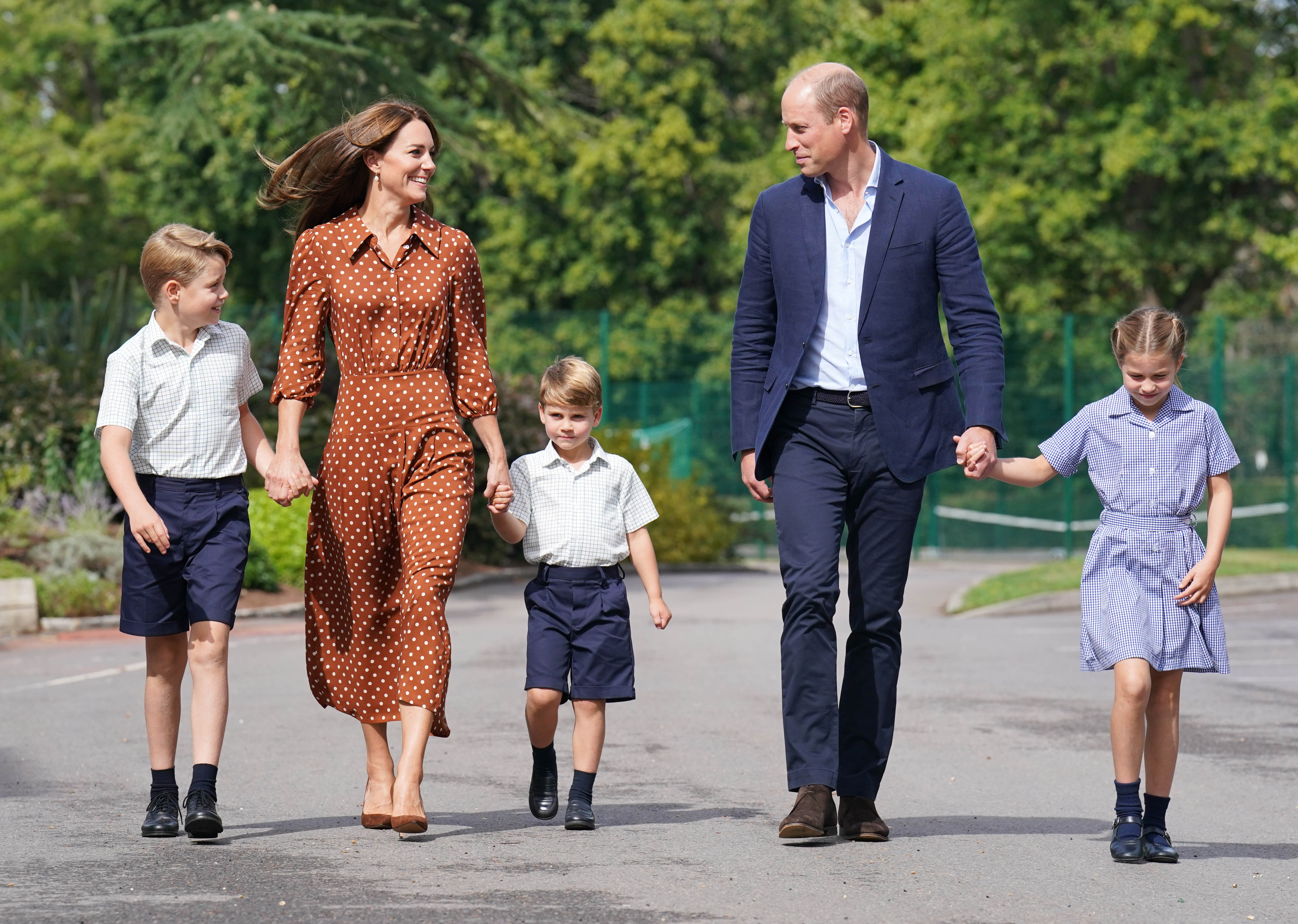 Prinz George, Prinzessin Charlotte und Prinz Louis, begleitet von ihren Eltern Prinz William und Catherine, Herzogin von Cambridge, treffen am 7. September 2022 in Bracknell, England, ein, um sich am Nachmittag an der Lambrook School in der Nähe von Ascot niederzulassen. | Quelle: Getty Images