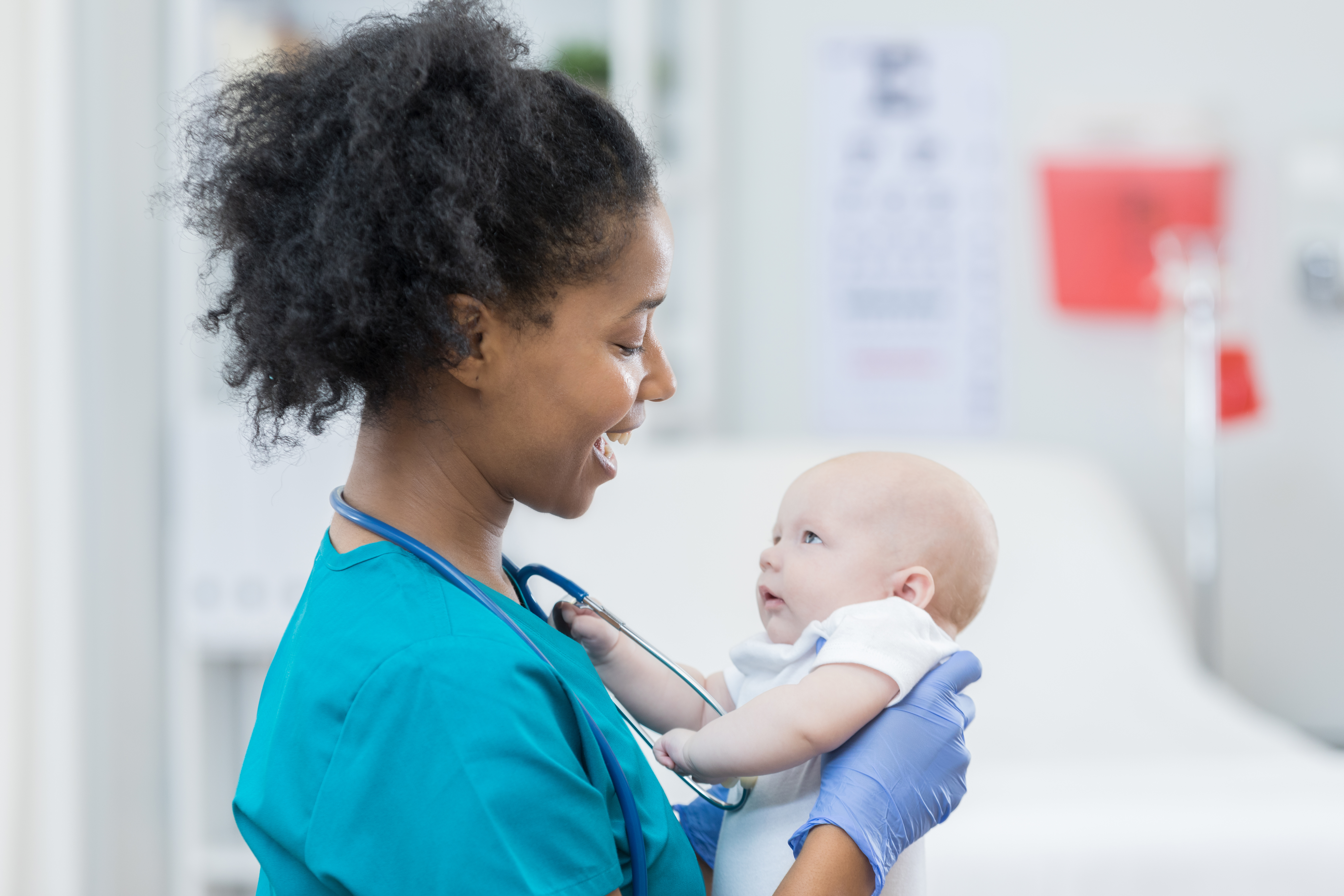 Eine Krankenschwester hält ein Baby | Quelle: Getty Images