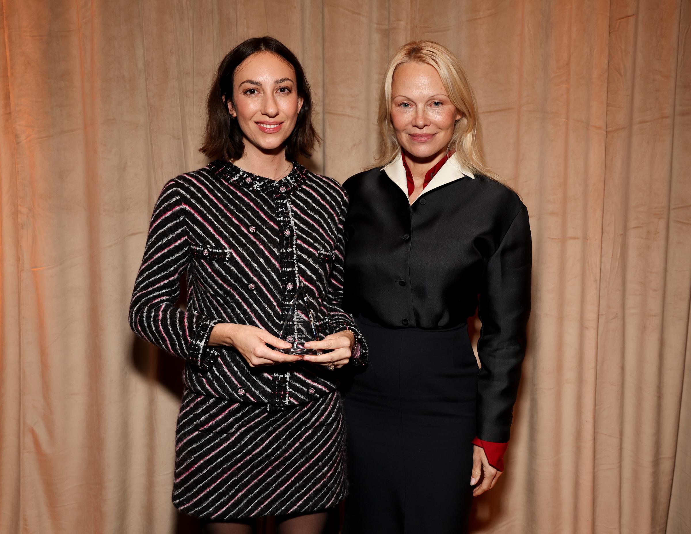 Gia Coppola und Pamela Anderson bei den Hamilton Behind the Camera Awards in Los Angeles, Kalifornien am 14. November 2024 | Quelle: Getty Images