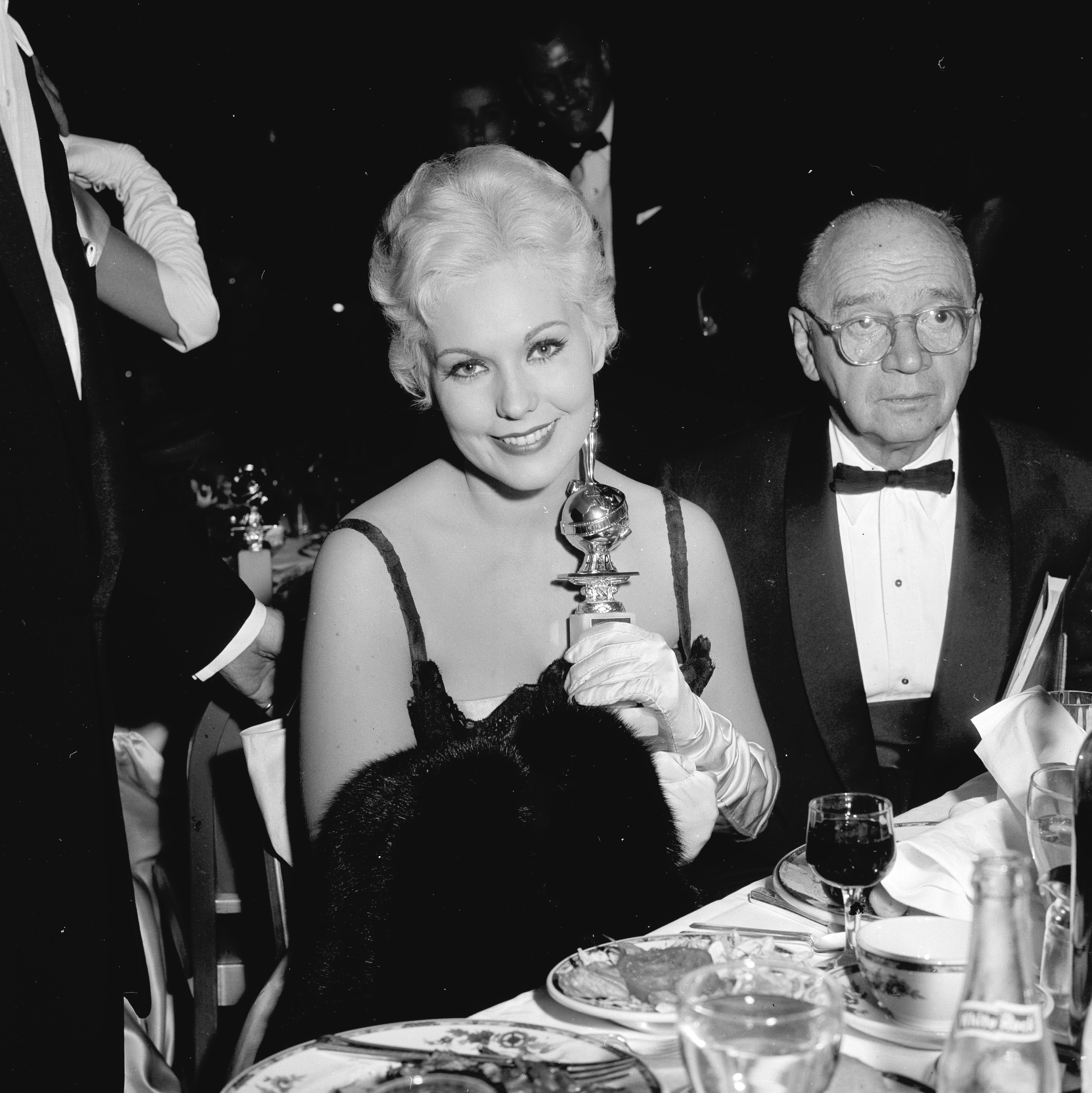 Kim Novak erhält den Golden Globe Award für den neuen Star des Jahres / Schauspielerin bei den Golden Globe Awards in Los Angeles, Kalifornien, 1955. | Quelle: Getty Images