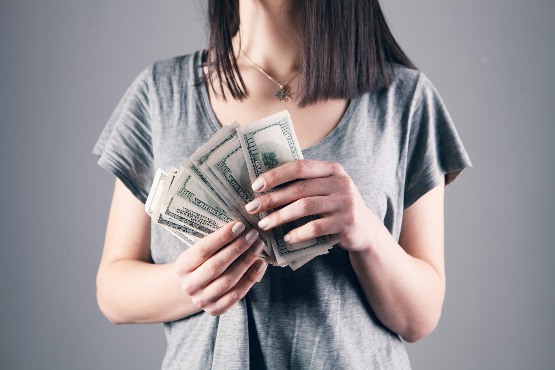 Eine Frau mit Geld in der Hand | Quelle: Unsplash