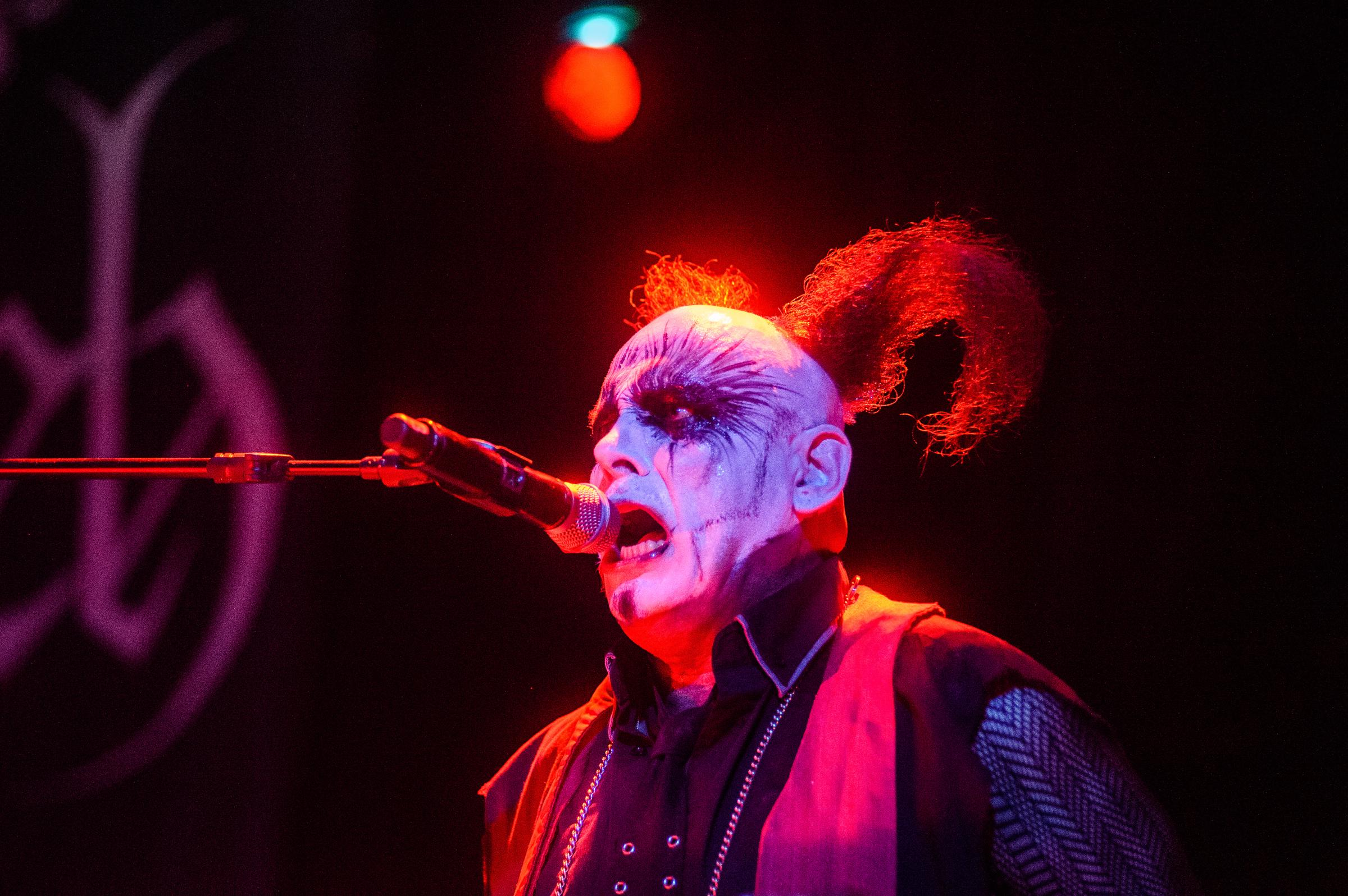 Bruno Kramm von der Gothic-Industrial-Band „Das Ich“ tritt während des Wave-Gotik-Treffens in Leipzig auf der Bühne auf | Quelle: Getty Images