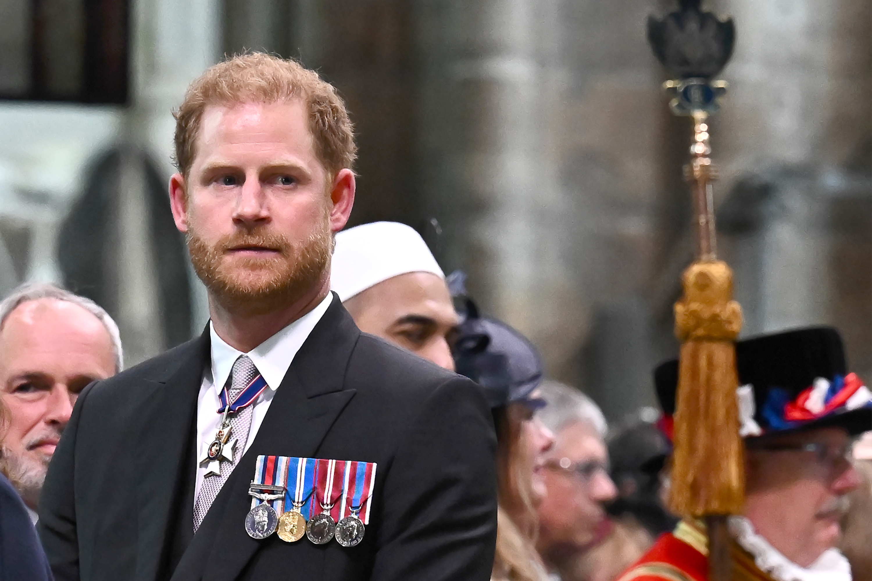 Harry nahm an der Krönung in einem Morgenanzug teil, an dem seine Afghanistan- und Jubiläumsmedaillen prangten, statt in der Militäruniform, die sonst von den aktiven Mitgliedern des Königshauses getragen wird. | Quelle: Getty Images