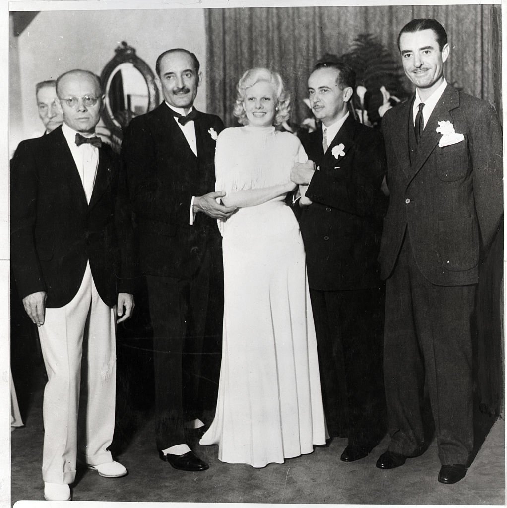 Jean Harlow bei der Hochzeit mit Paul Bern, Filmmanager, 1932 mit Stiefvater Count Bello und Trauzeuge John Gilbert. | Quelle: Getty Images