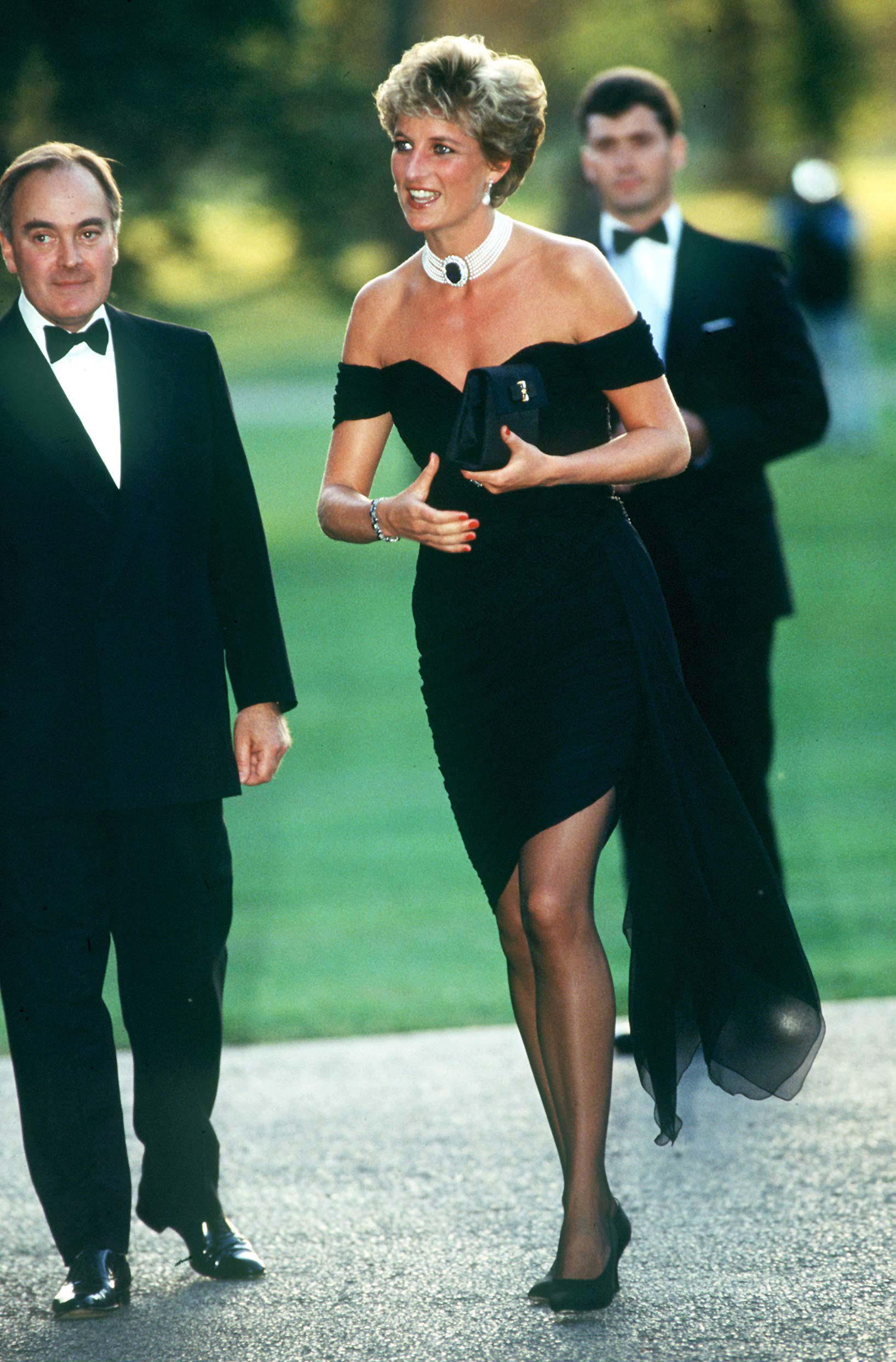 Prinzessin Diana in dem von Christina Stambolian entworfenen "Rache-Kleid" bei der Vanity Fair Party in der Serpentine Gallery in London am 29. Juni 1994 | Quelle: Getty Images